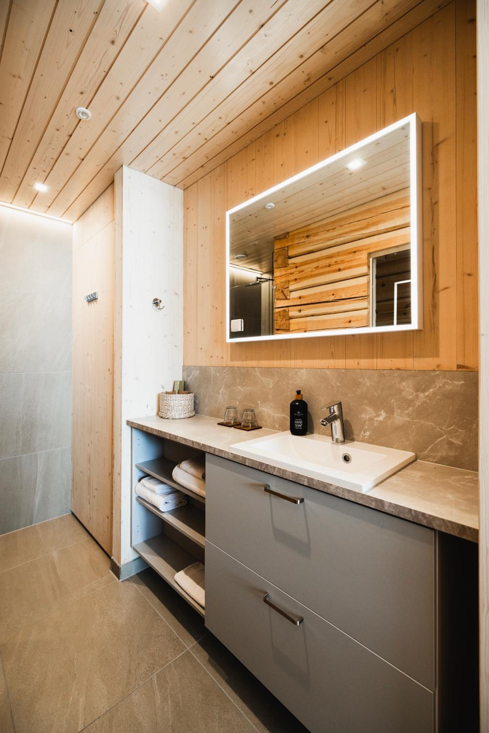 Double Room with Lake View and Sauna - Photo 9