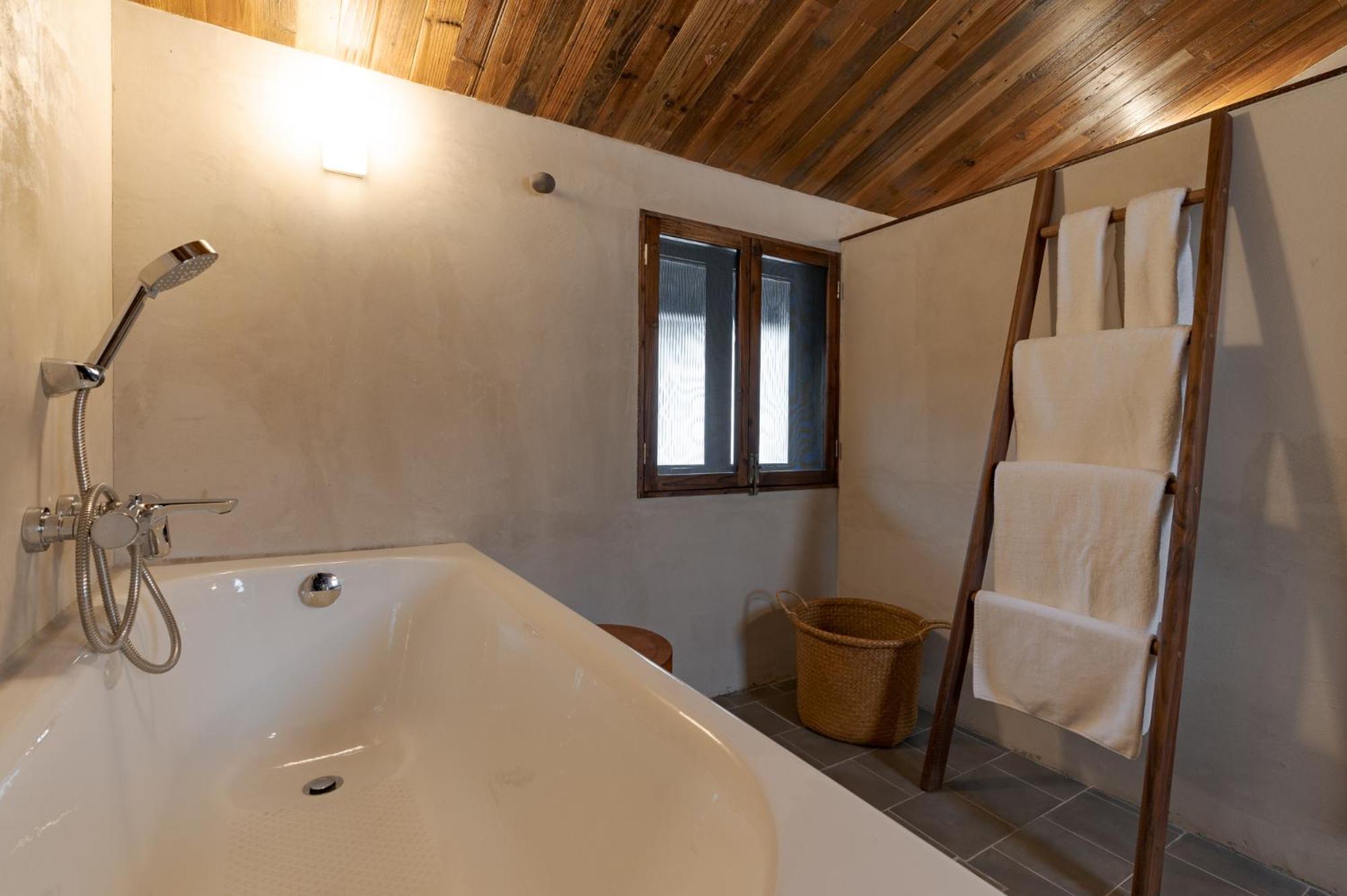 Deluxe Double Room with Bath photo 3