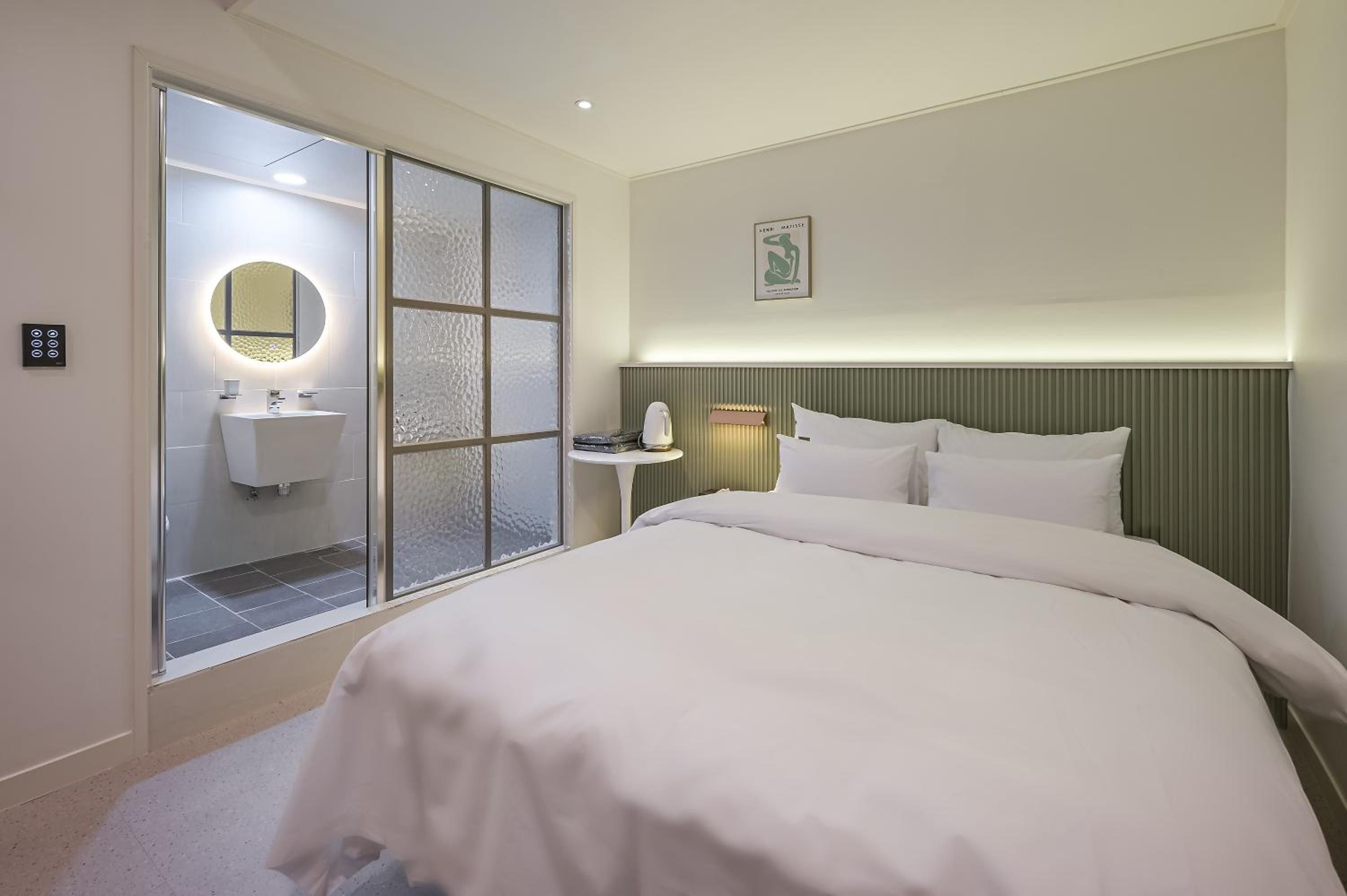 Deluxe Queen Room - Photo 9
