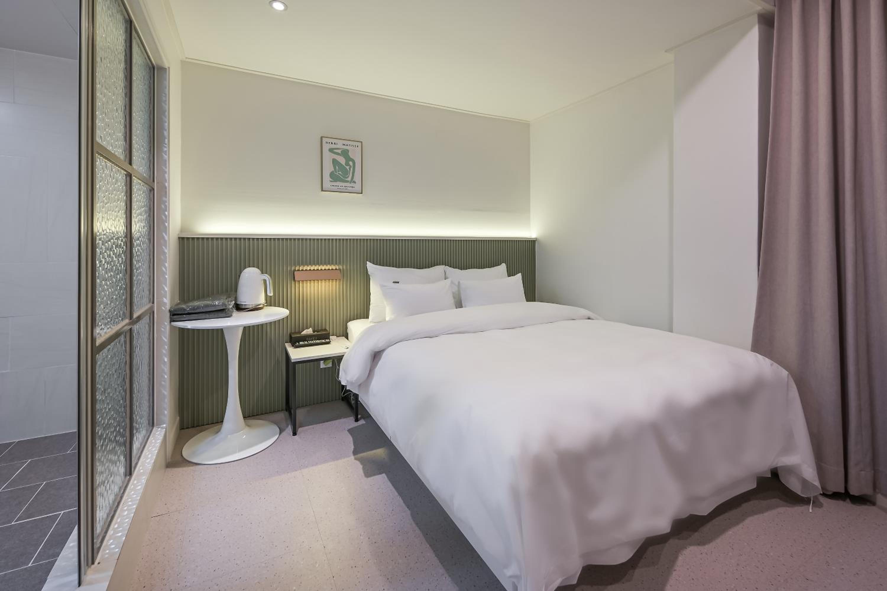 Deluxe Queen Room - Photo 8