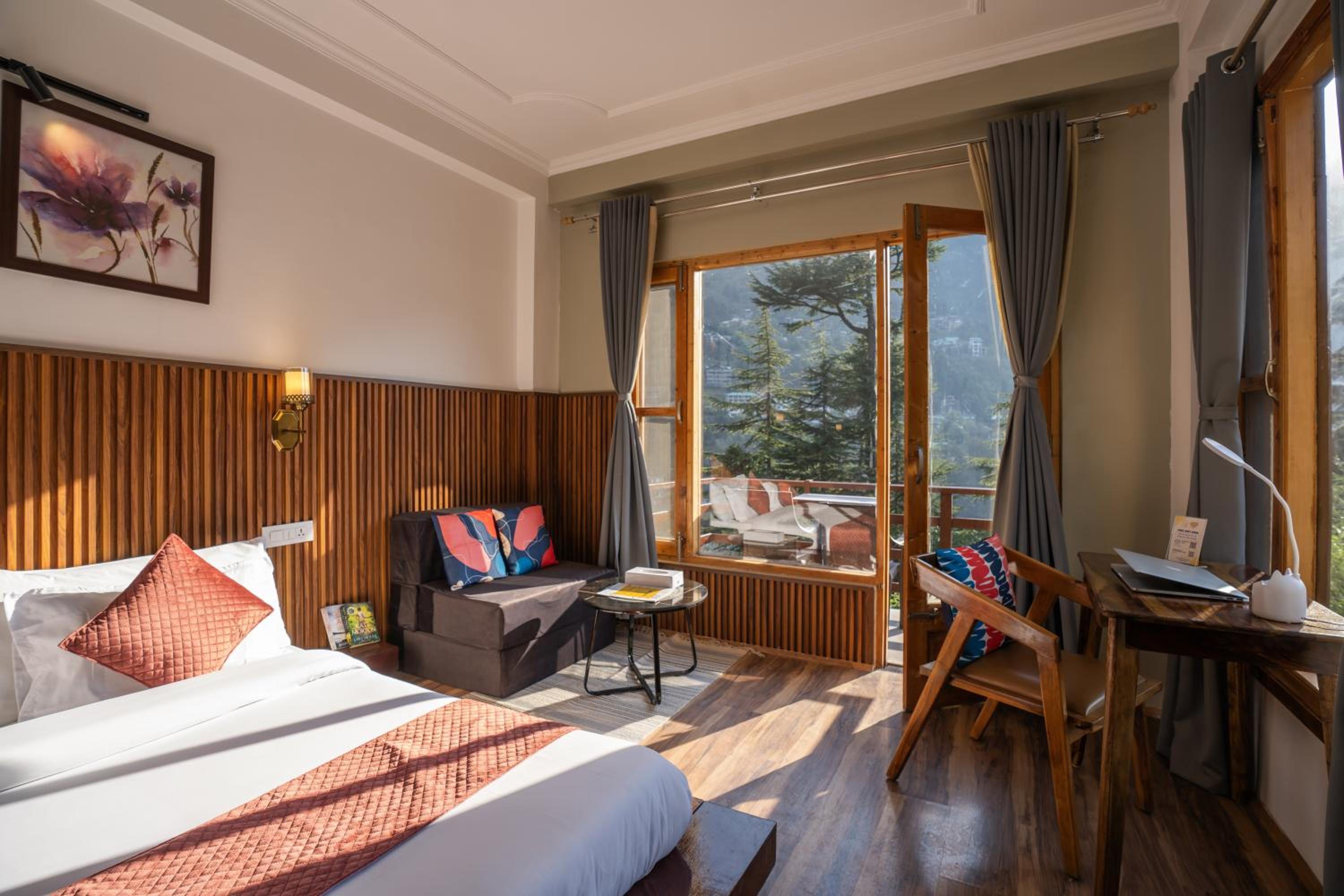 King Room with Balcony - Photo 6