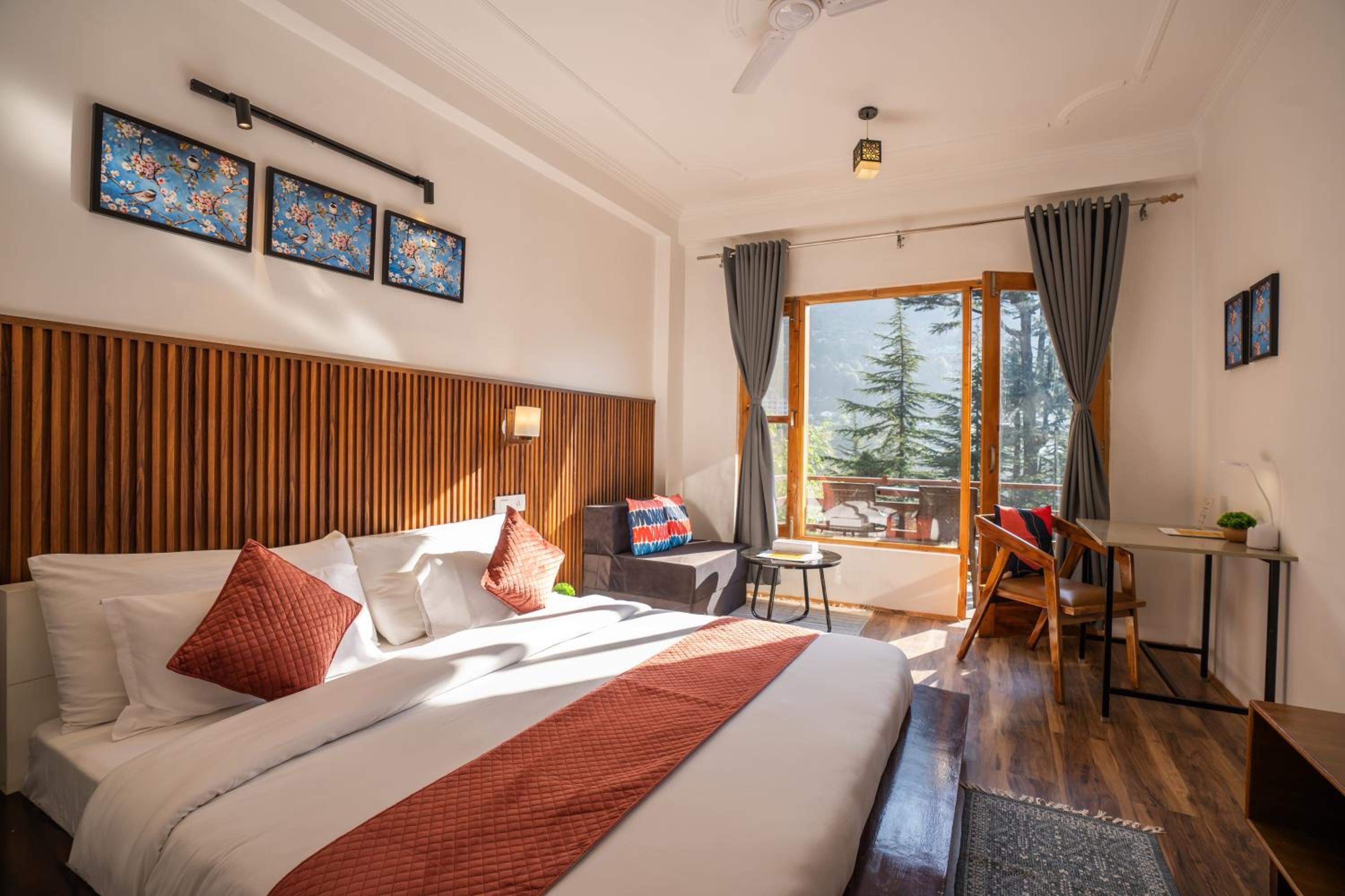 King Room with Balcony - Photo 7