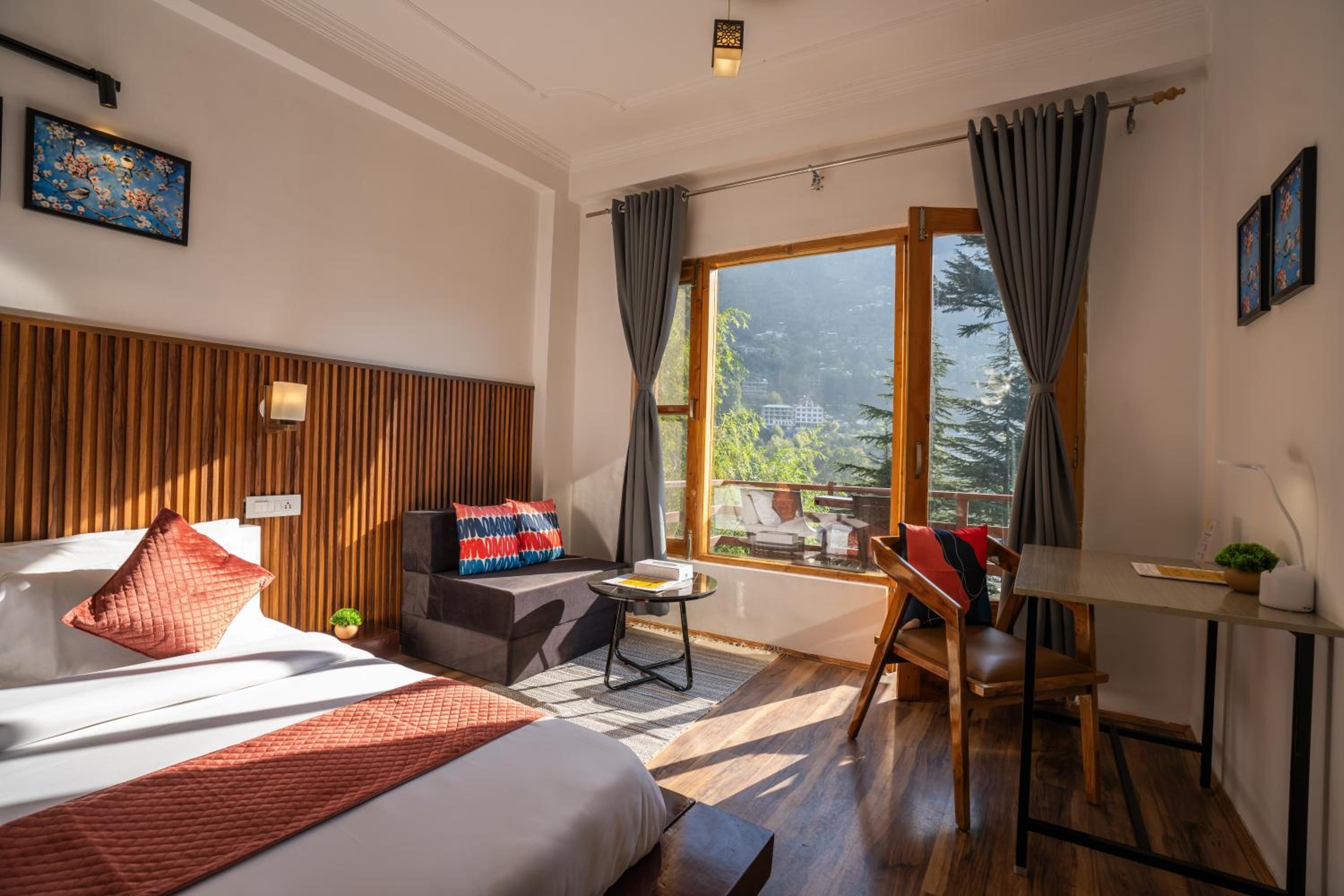 King Room with Balcony - Photo 8