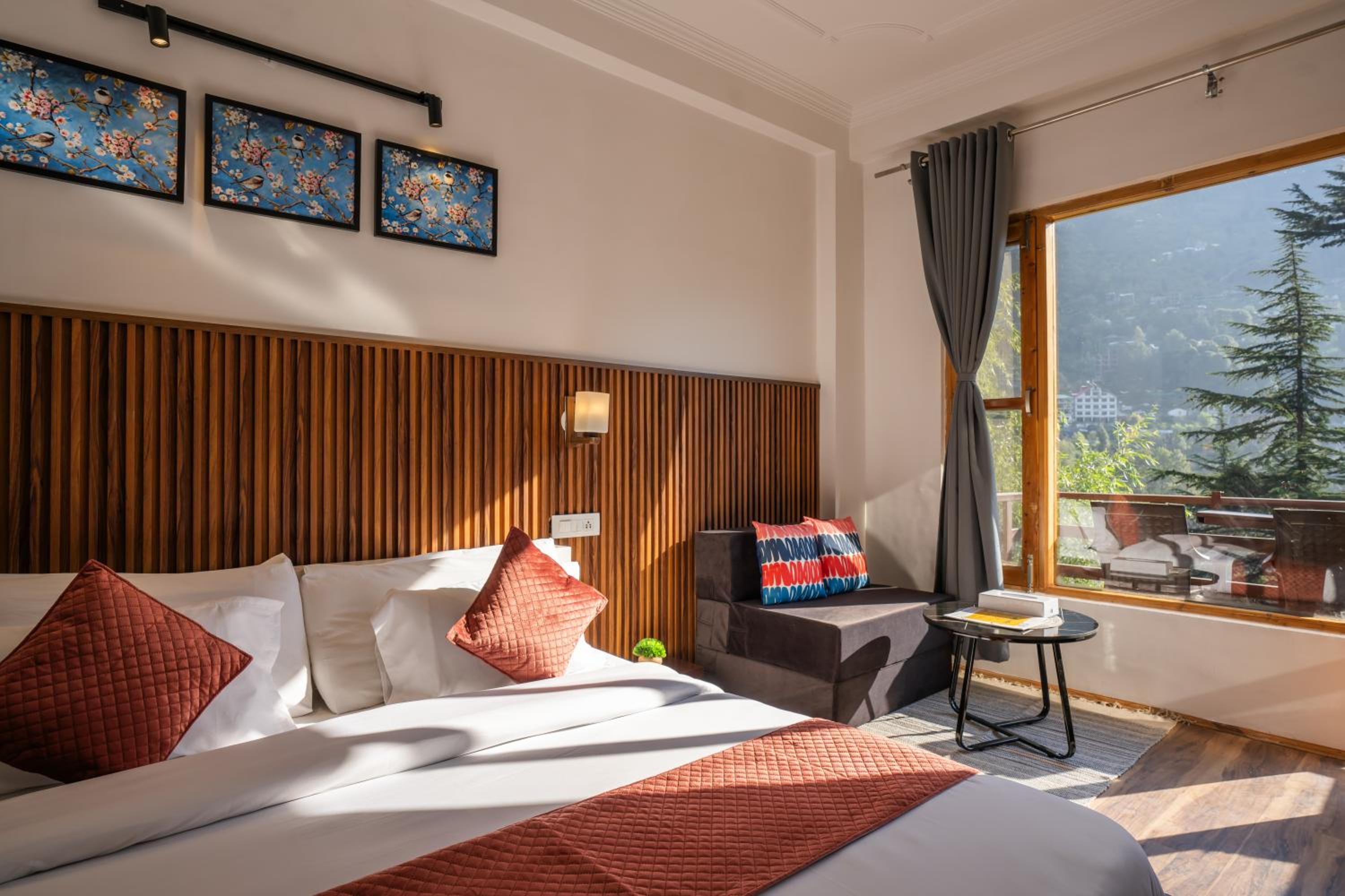 King Room with Balcony - Photo 11
