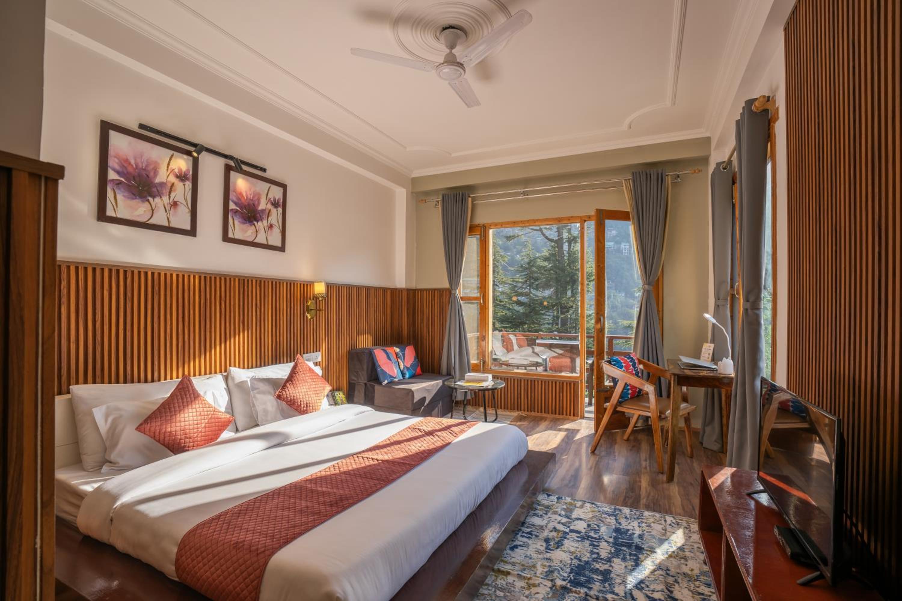 King Room with Balcony - Photo 1