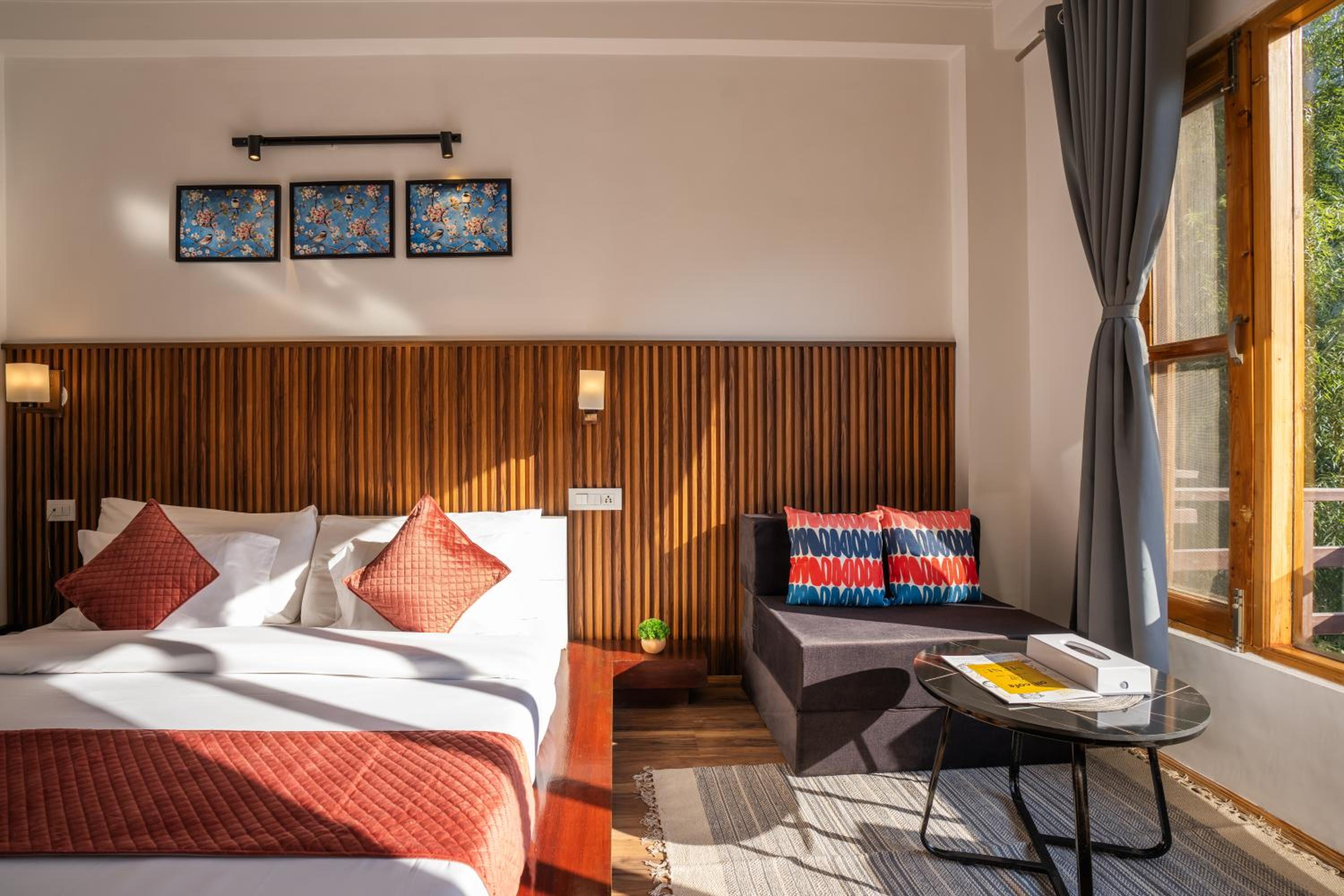 King Room with Balcony - Photo 3