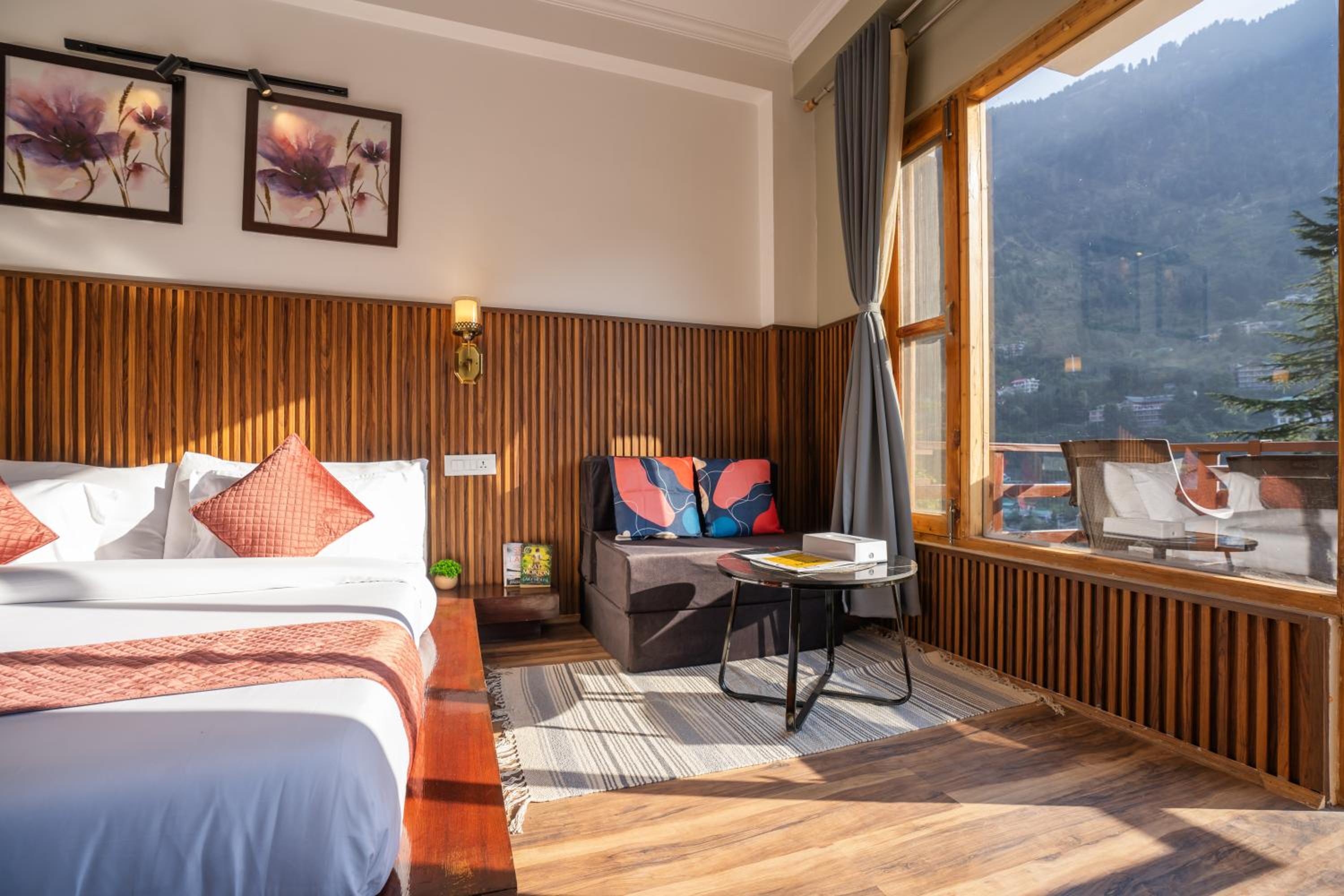 King Room with Balcony - Photo 9