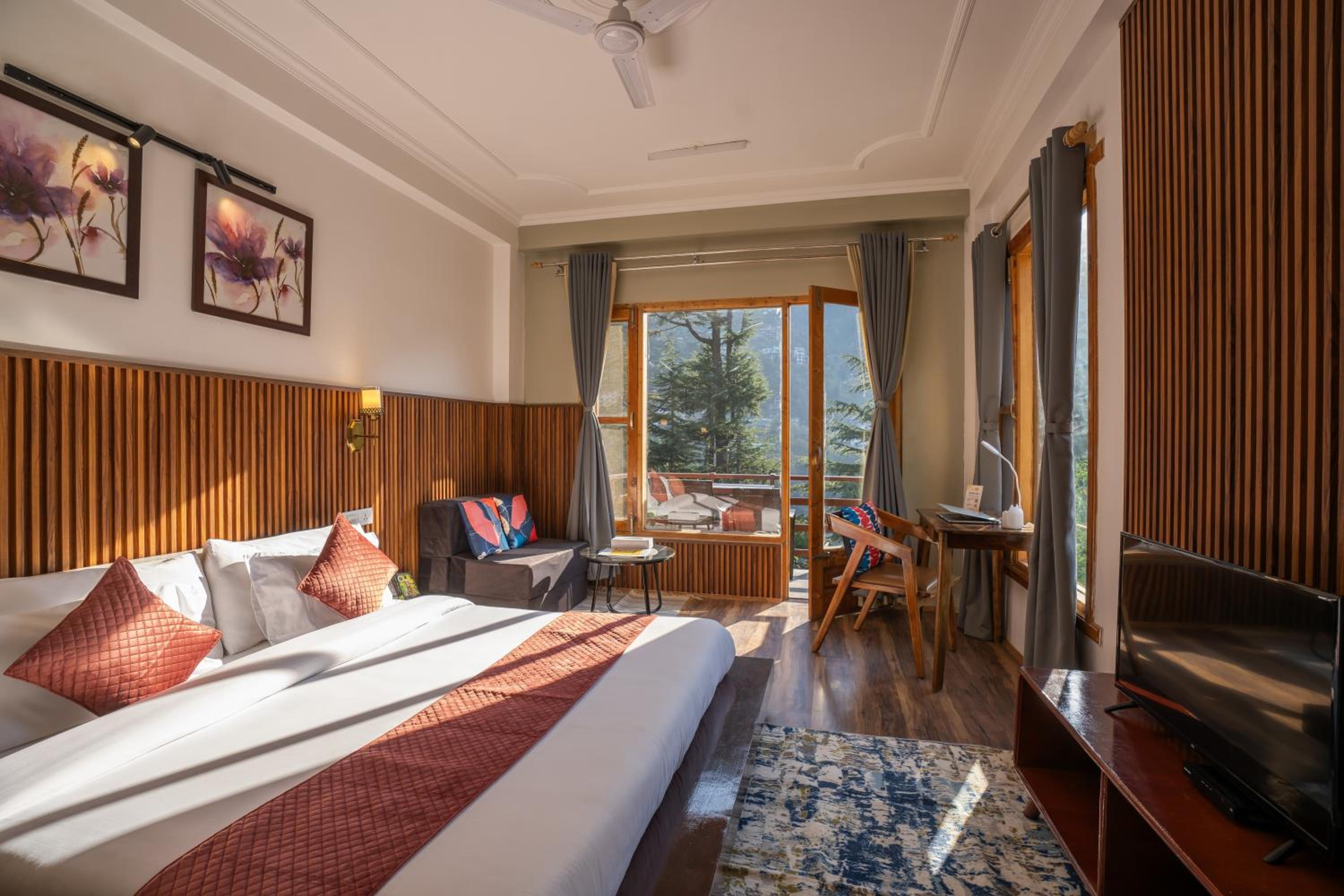 King Room with Balcony - Photo 12