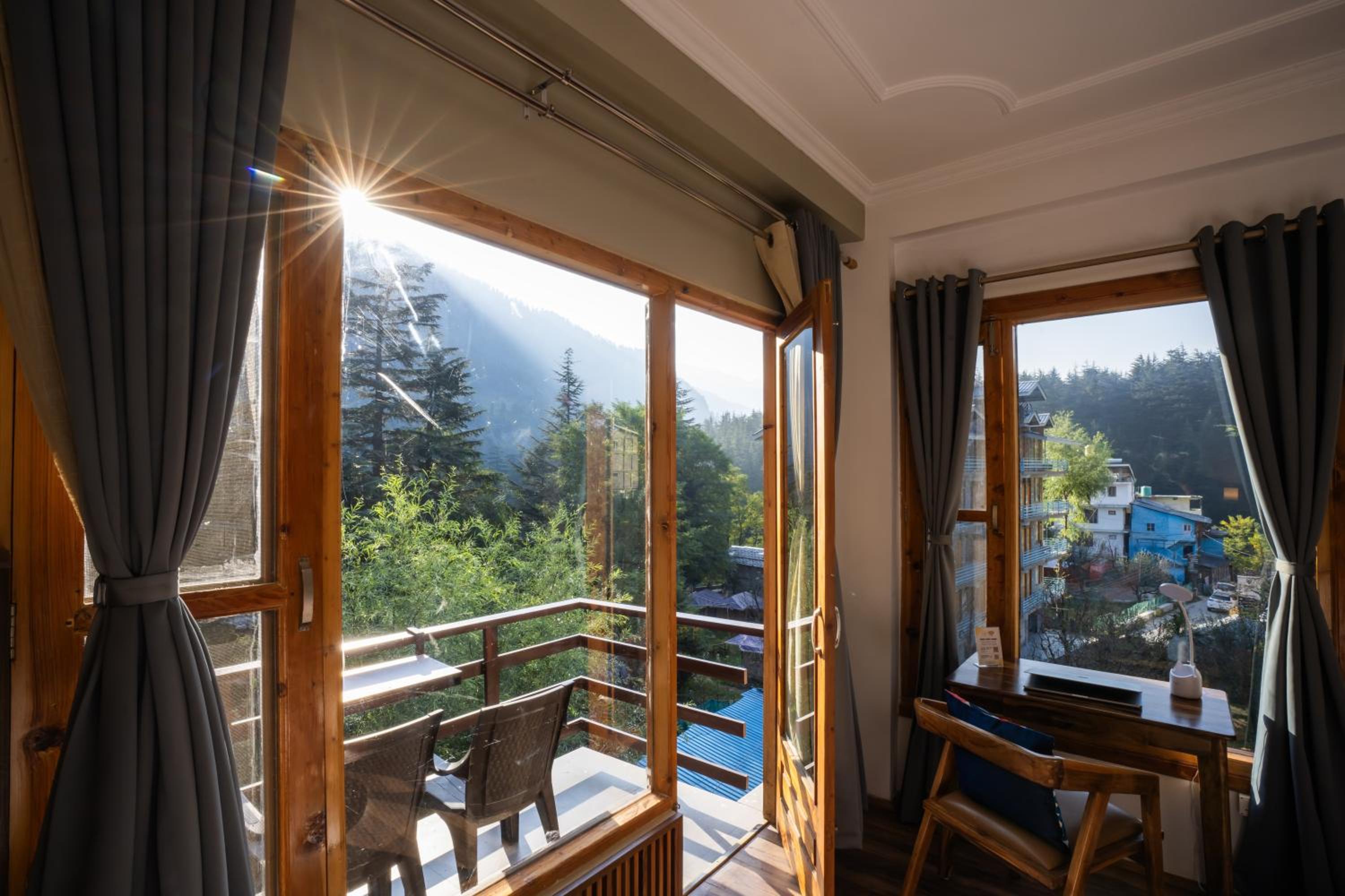 King Room with Balcony - Photo 4