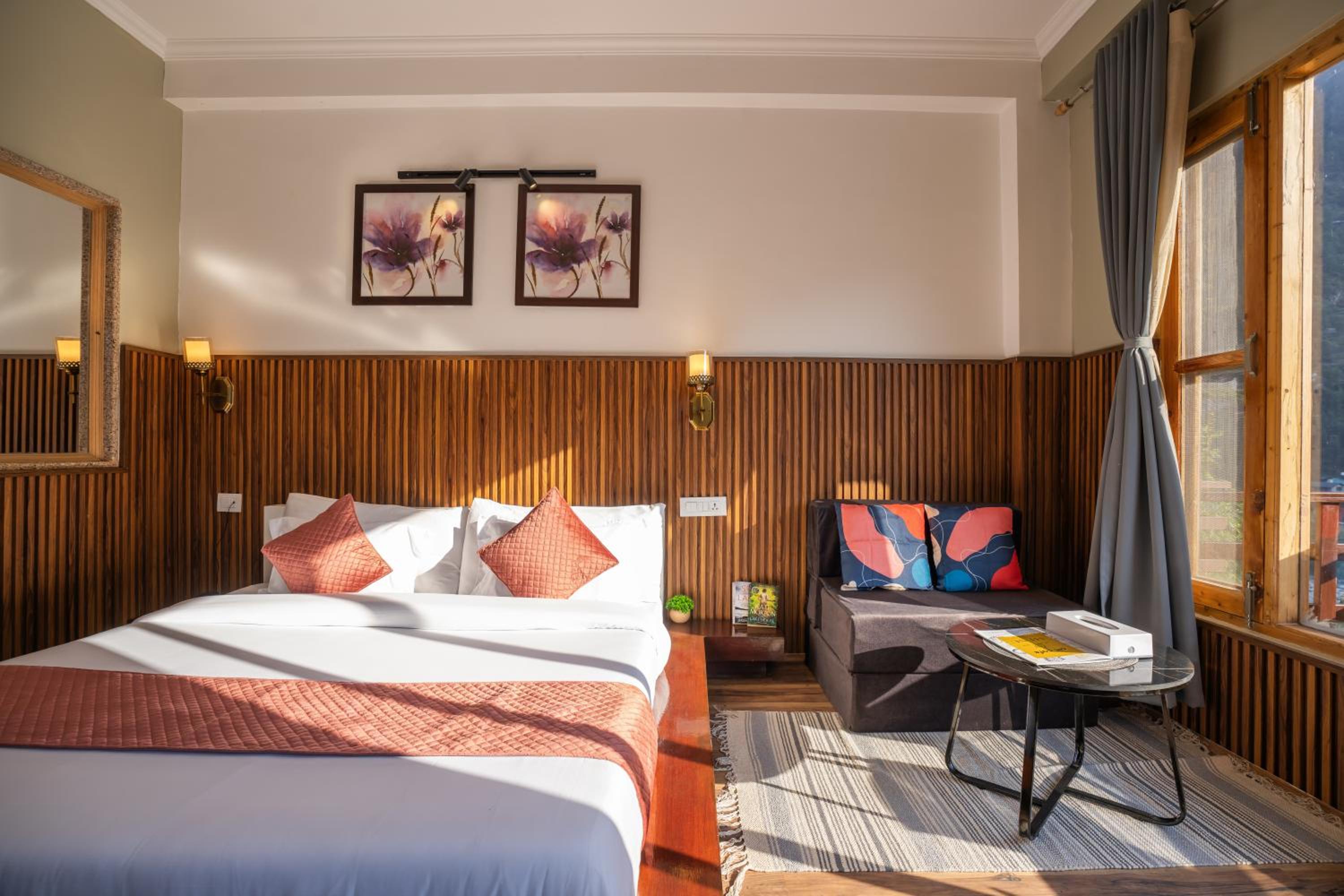 King Room with Balcony - Photo 5