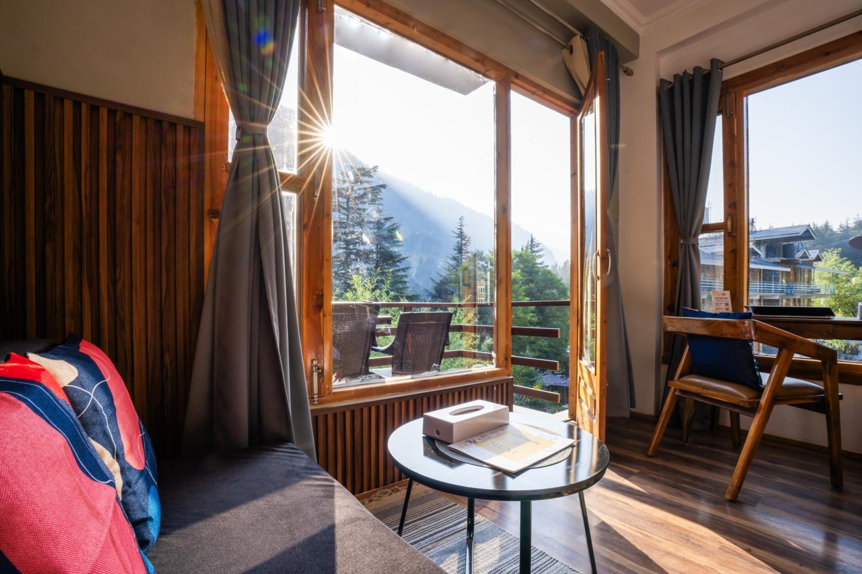 King Room with Balcony - Photo 10