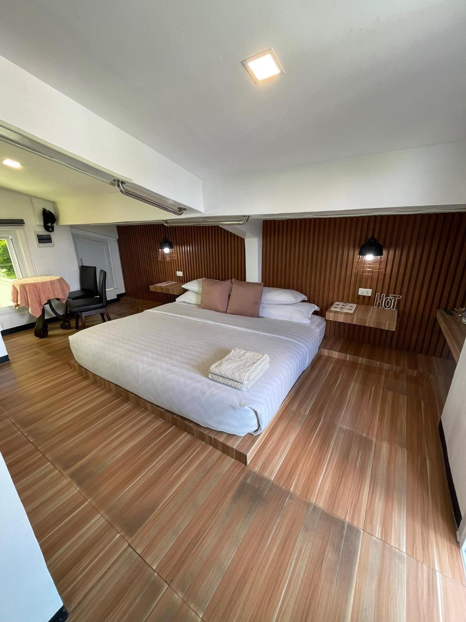 Junior Suite with Pool View - Photo 3