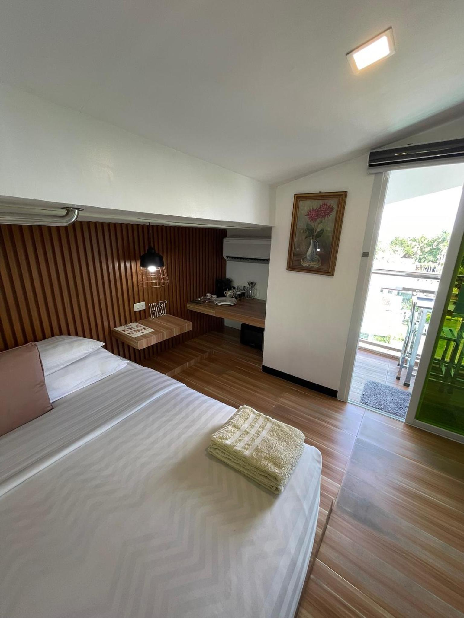 Junior Suite with Pool View - Photo 8
