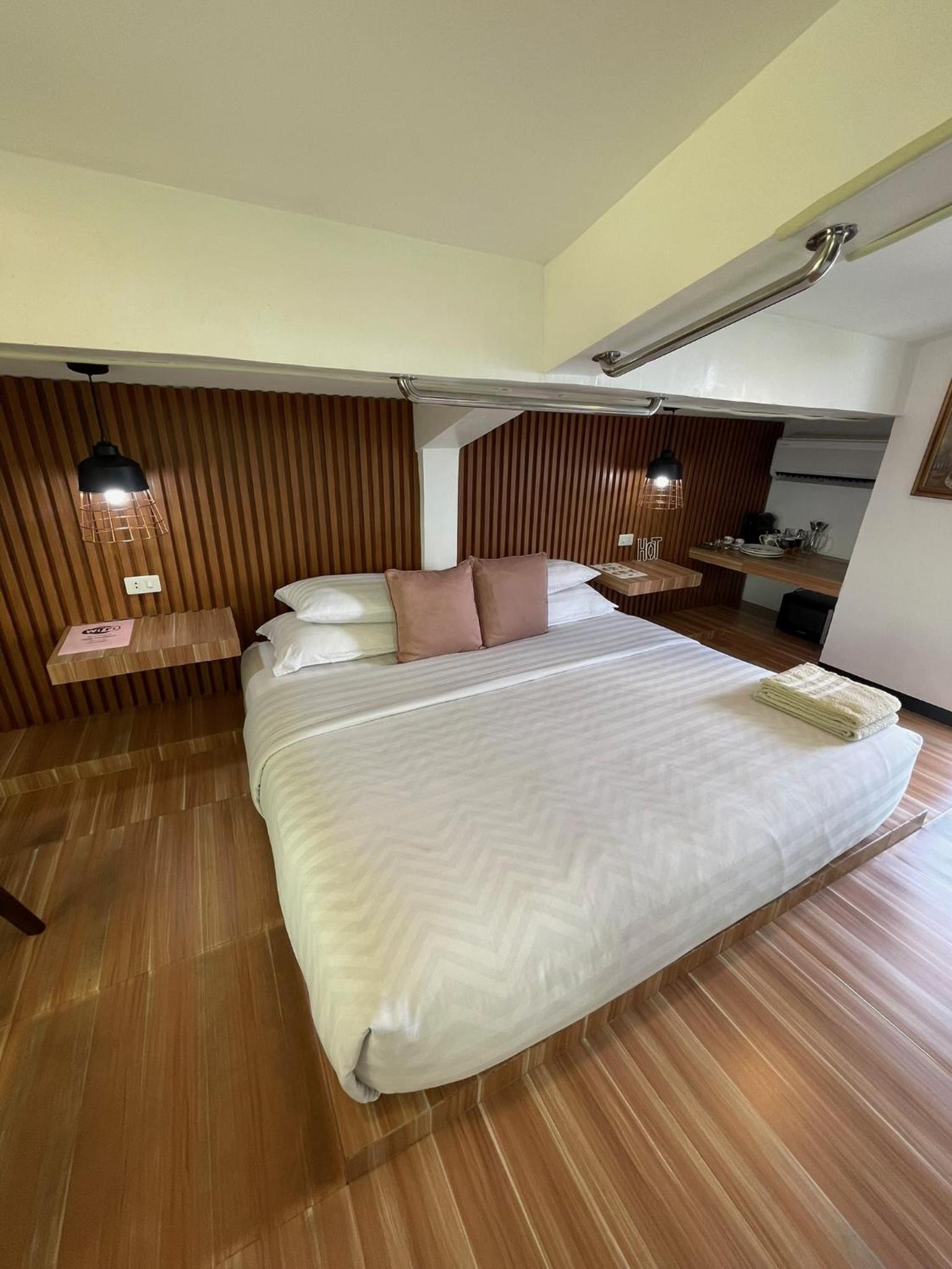 Junior Suite with Pool View - Photo 7