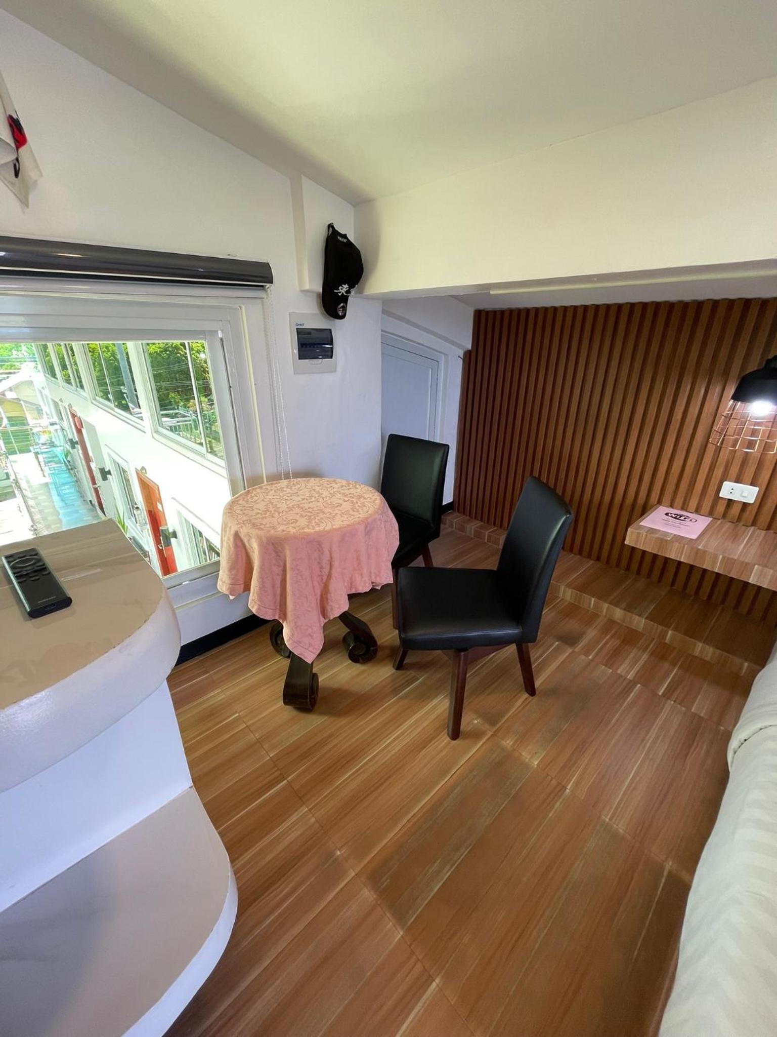 Junior Suite with Pool View - Photo 2