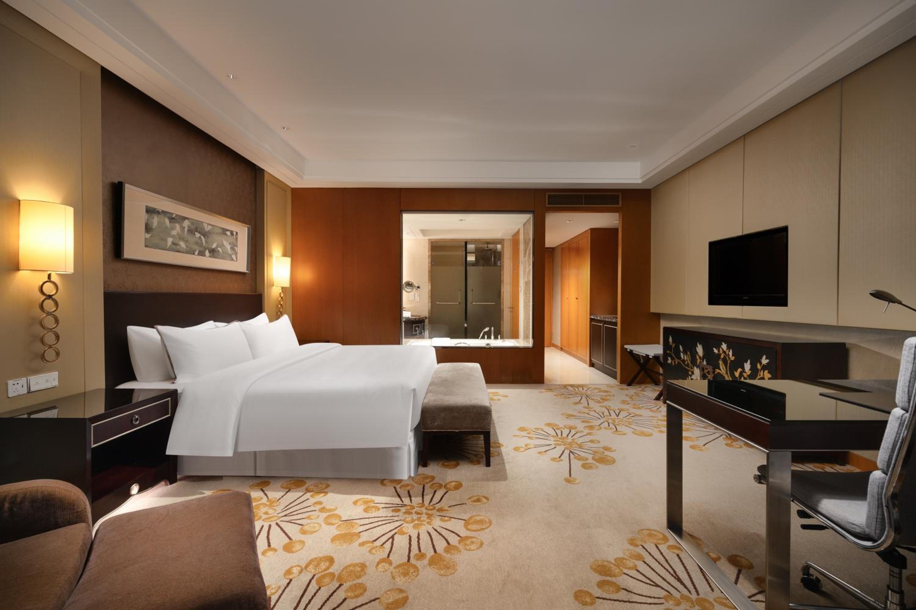 Guest room, King, City view