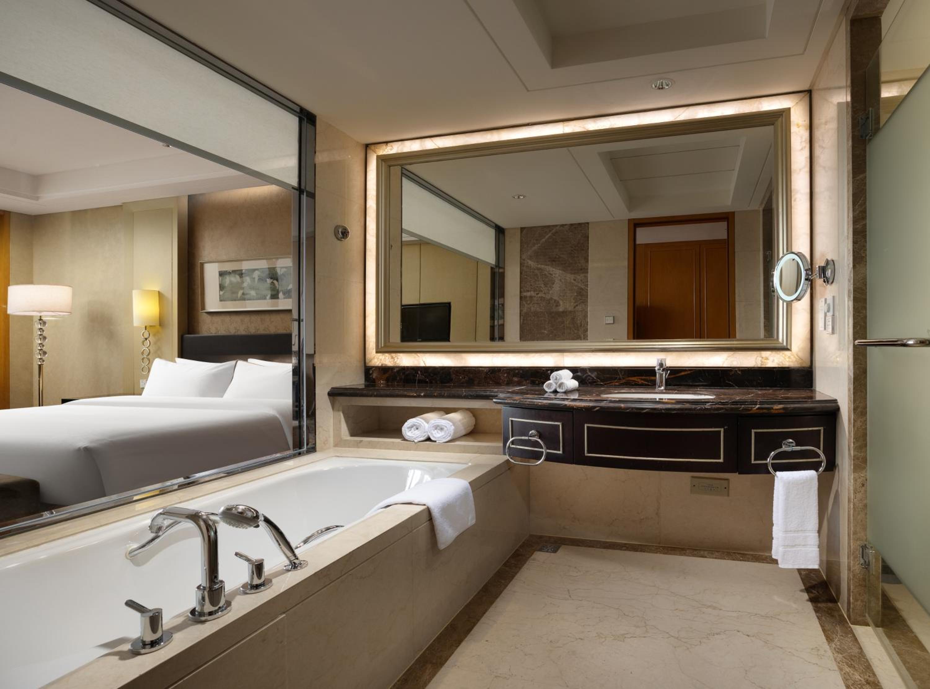 Club level, 1 Bedroom Suite, 1 King, City view photo 3