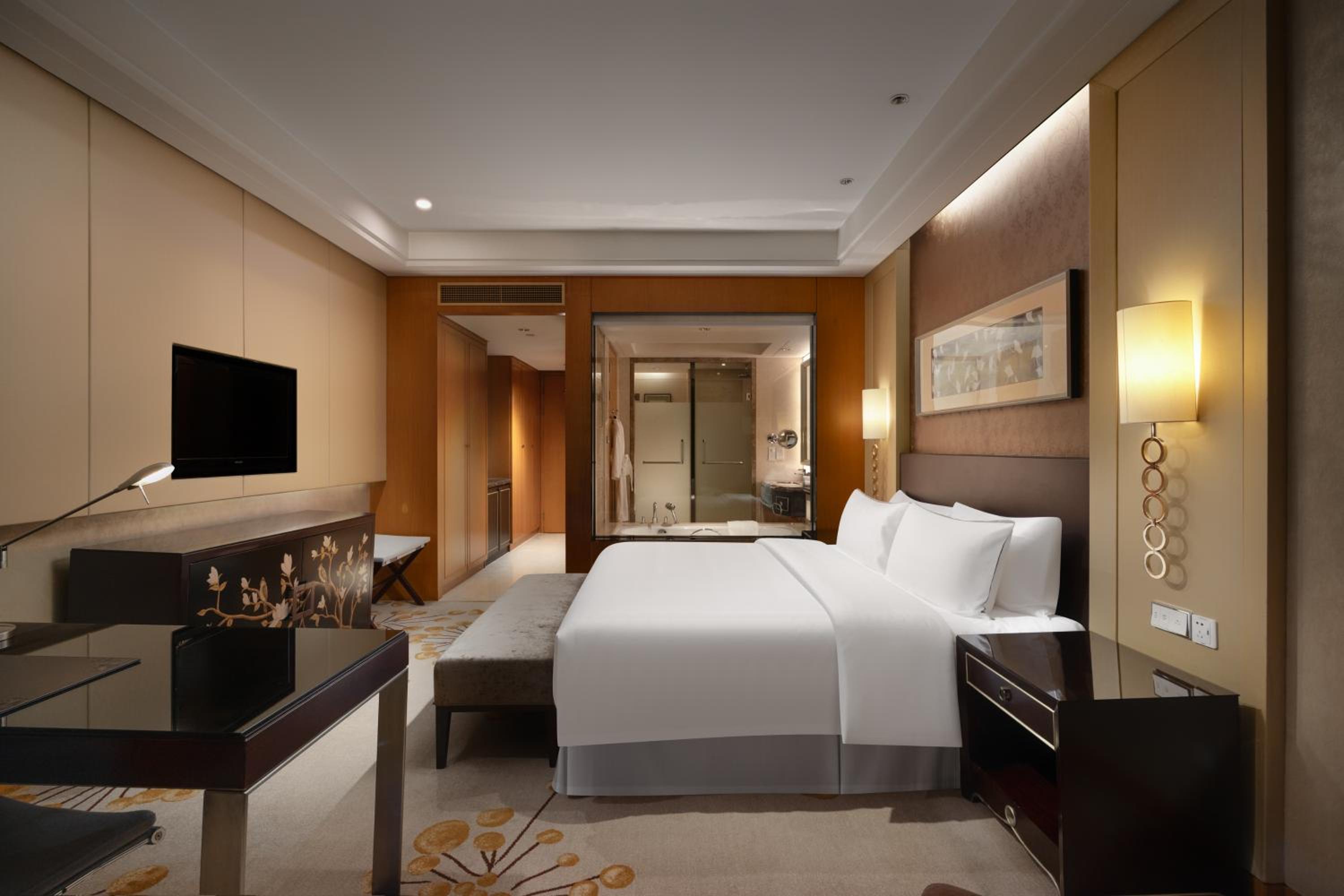 Club level, 1 Bedroom Suite, 1 King, City view