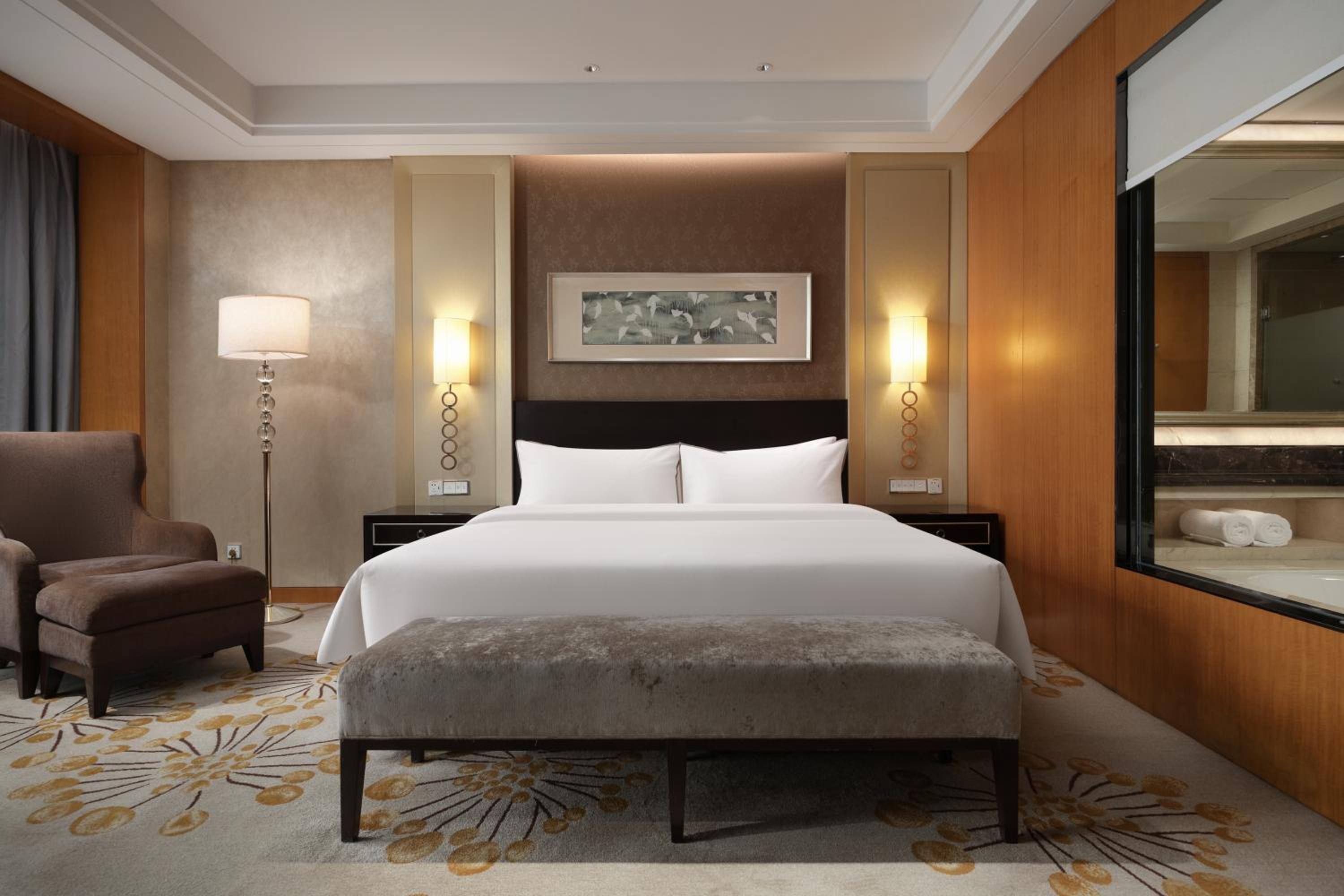 Club level, 1 Bedroom Suite, 1 King, City view photo 2