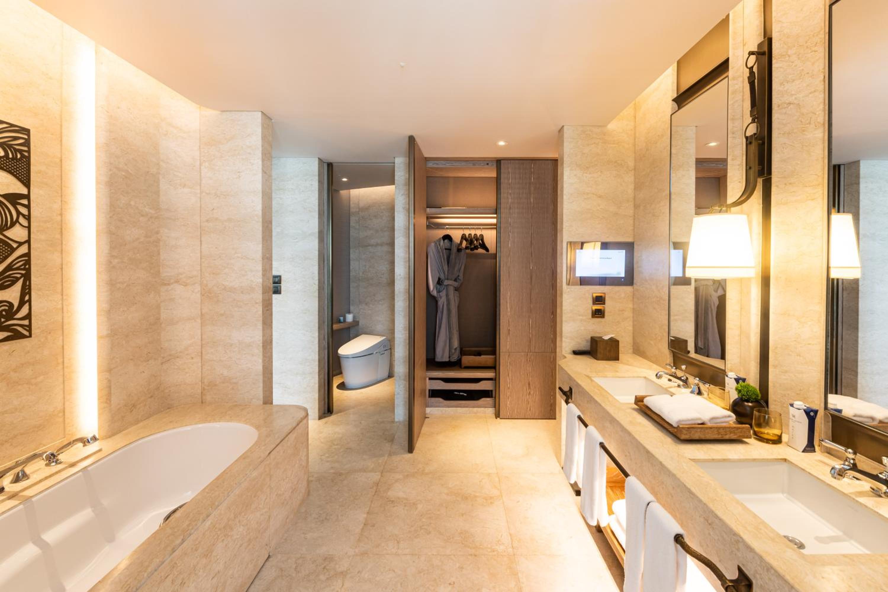 Deluxe King Room with City View