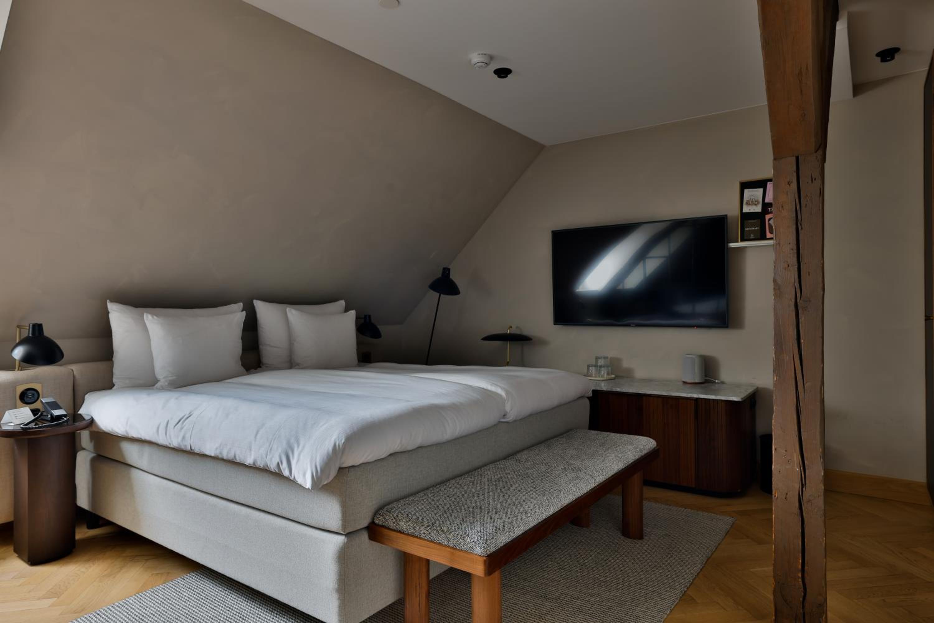 Superior Twin Room thumbnail 5