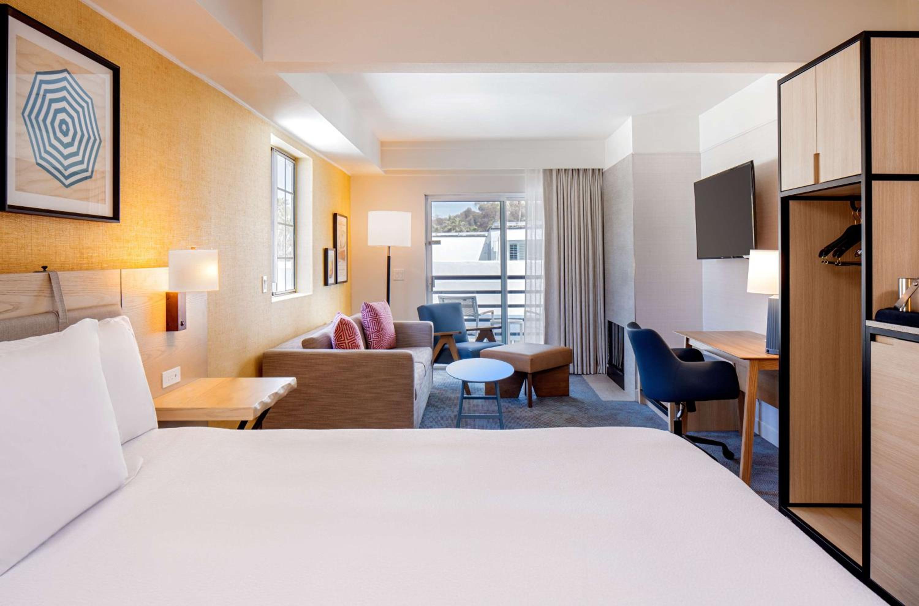 King Room With Sofa Bed And Balcony - Patio 