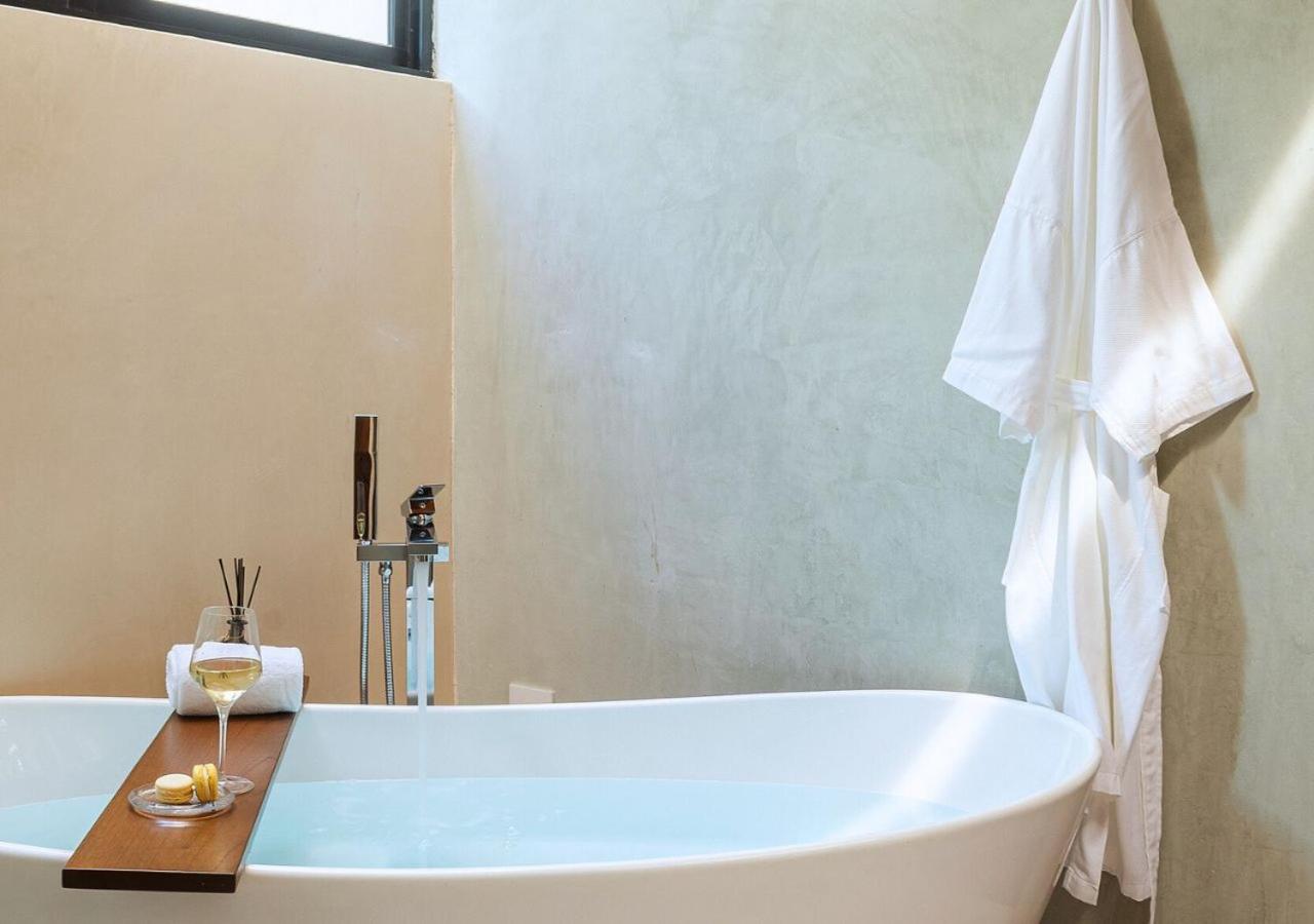 PREMIUM SUITE WITH BATHTUB photo 2