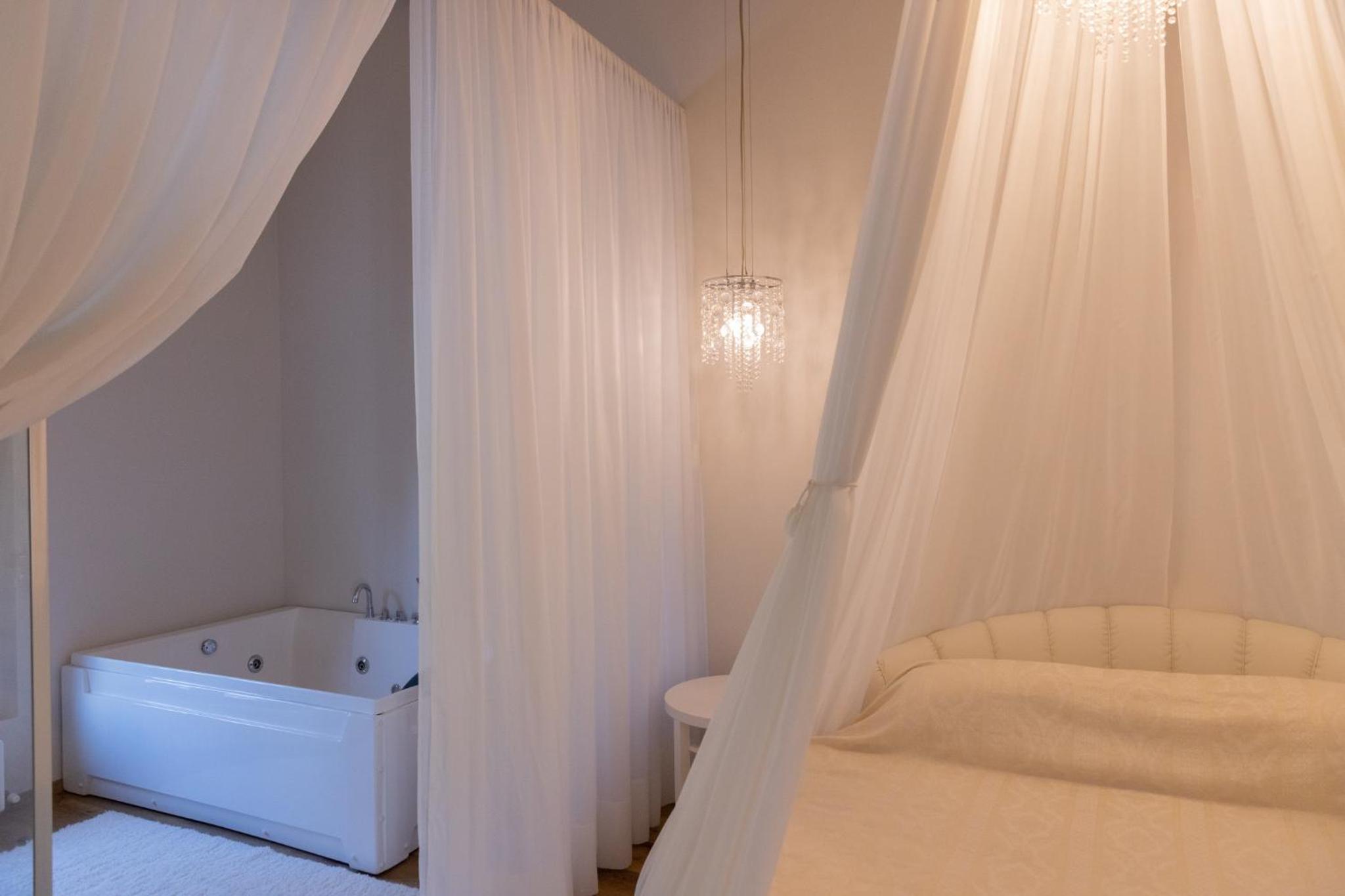 Queen Suite with Spa Bath photo 3