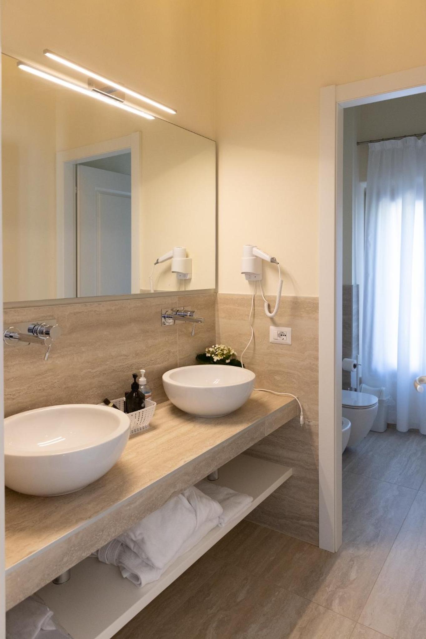 Queen Suite with Spa Bath photo 2