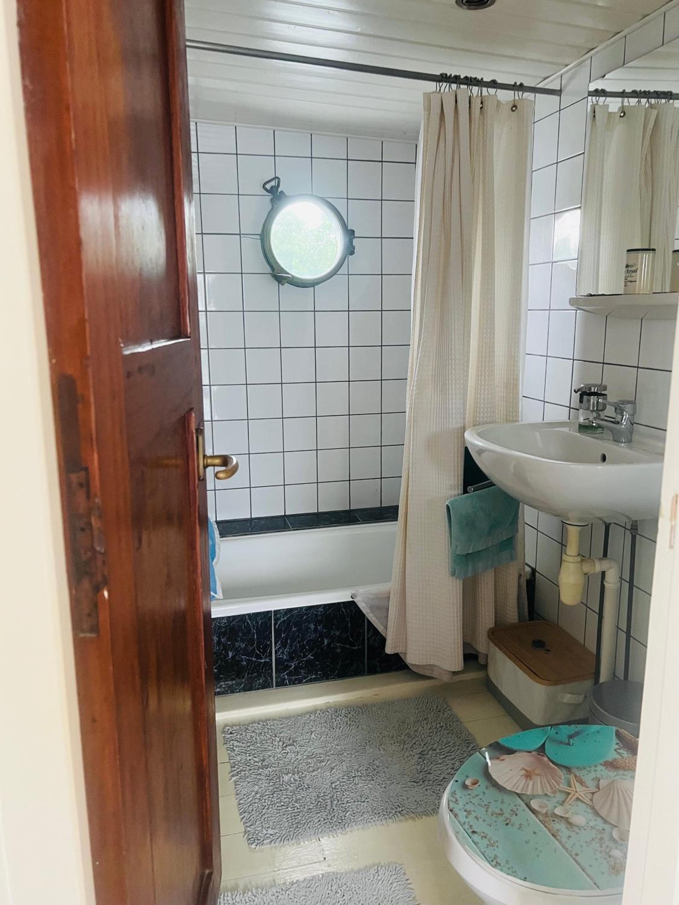 Two-Bedroom Apartment with Lake View photo 2