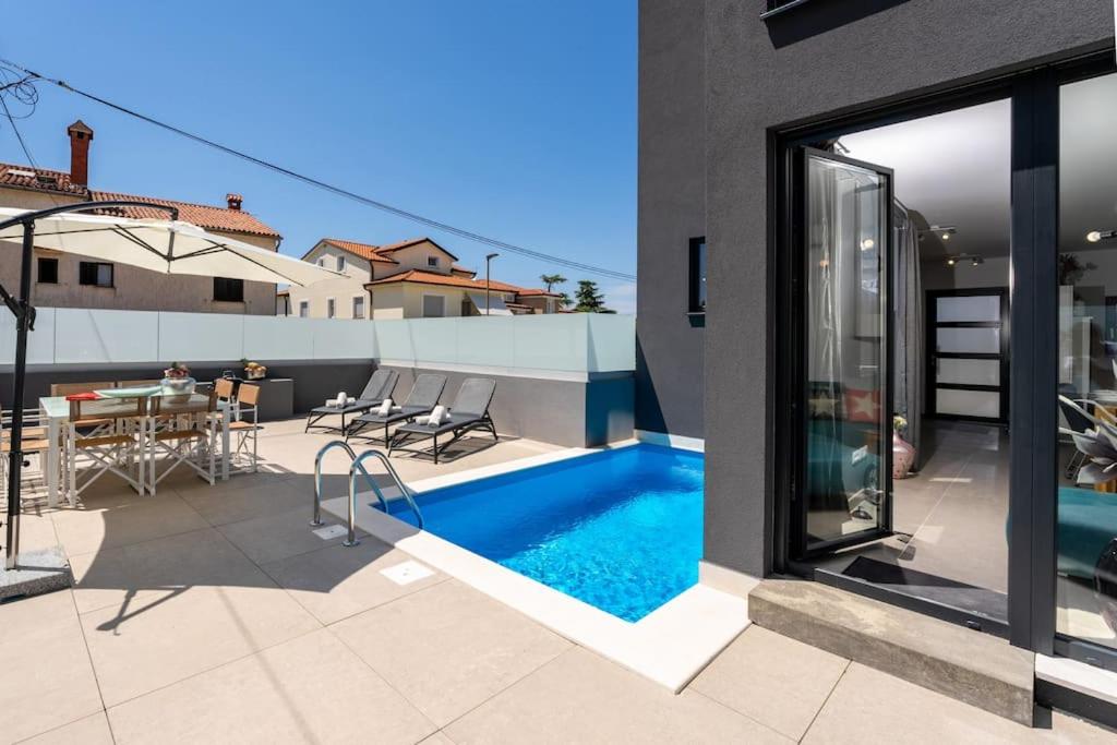 Villa photo 2