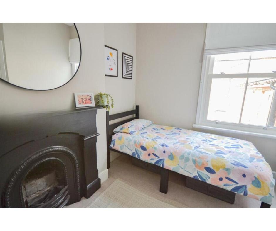 Five-Bedroom House photo 1