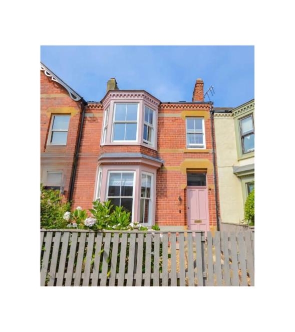 Five-Bedroom House photo 3