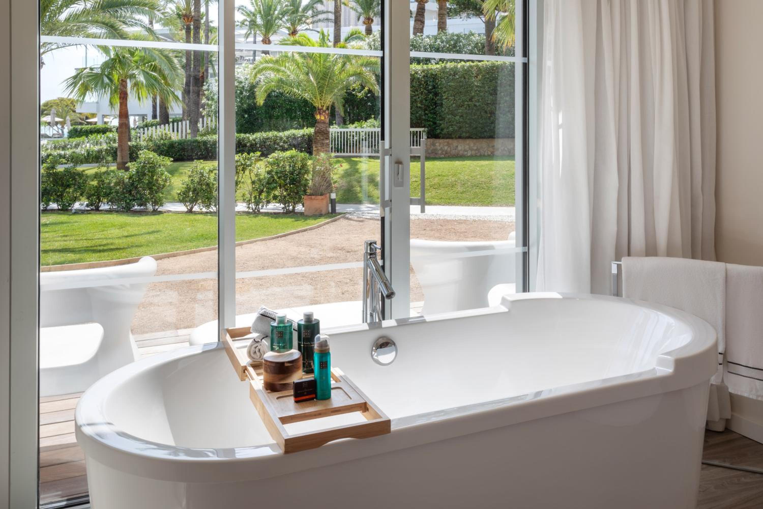 The Level Garden Suite with Outdoor Bathtub