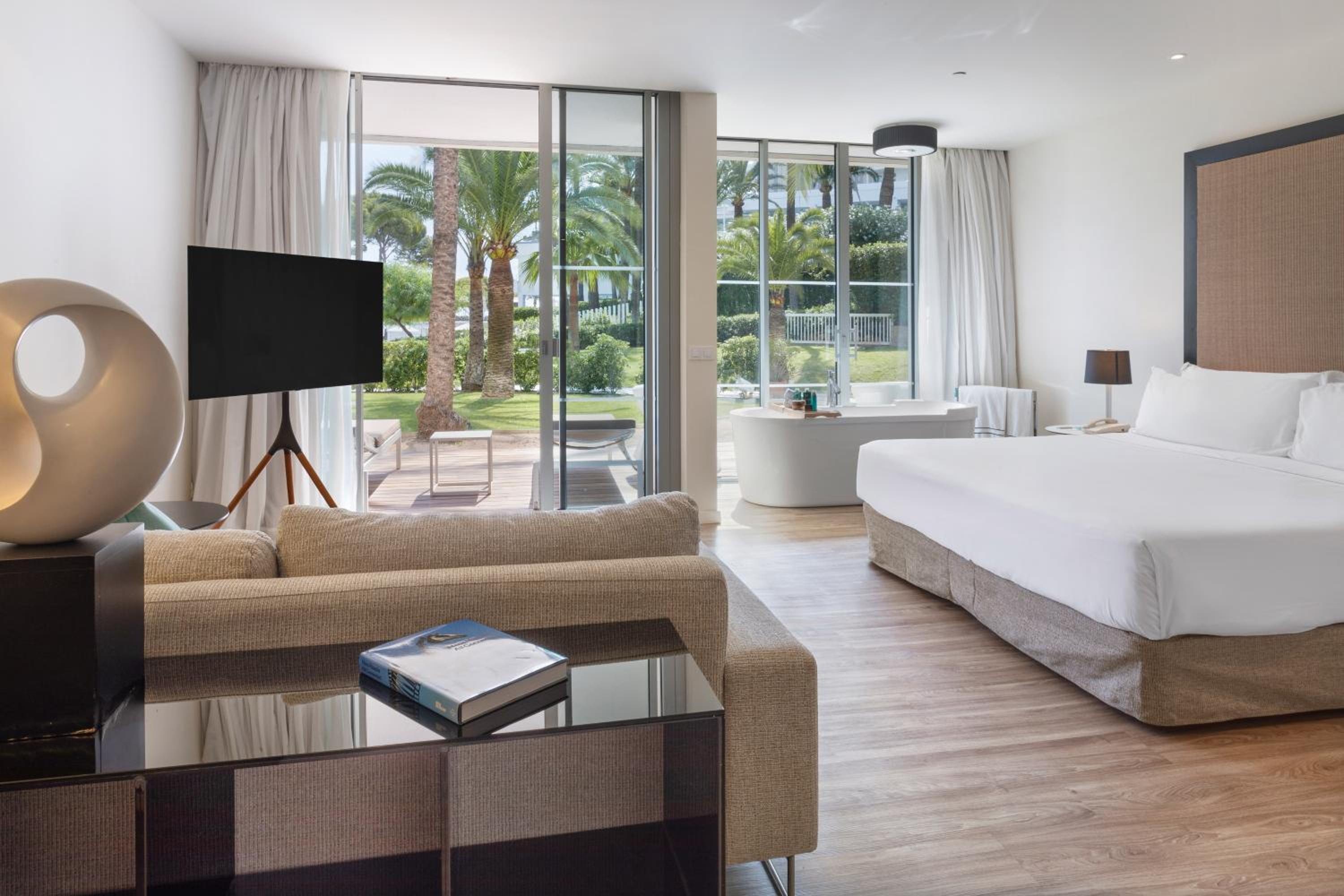 The Level Garden Suite with Outdoor Bathtub
