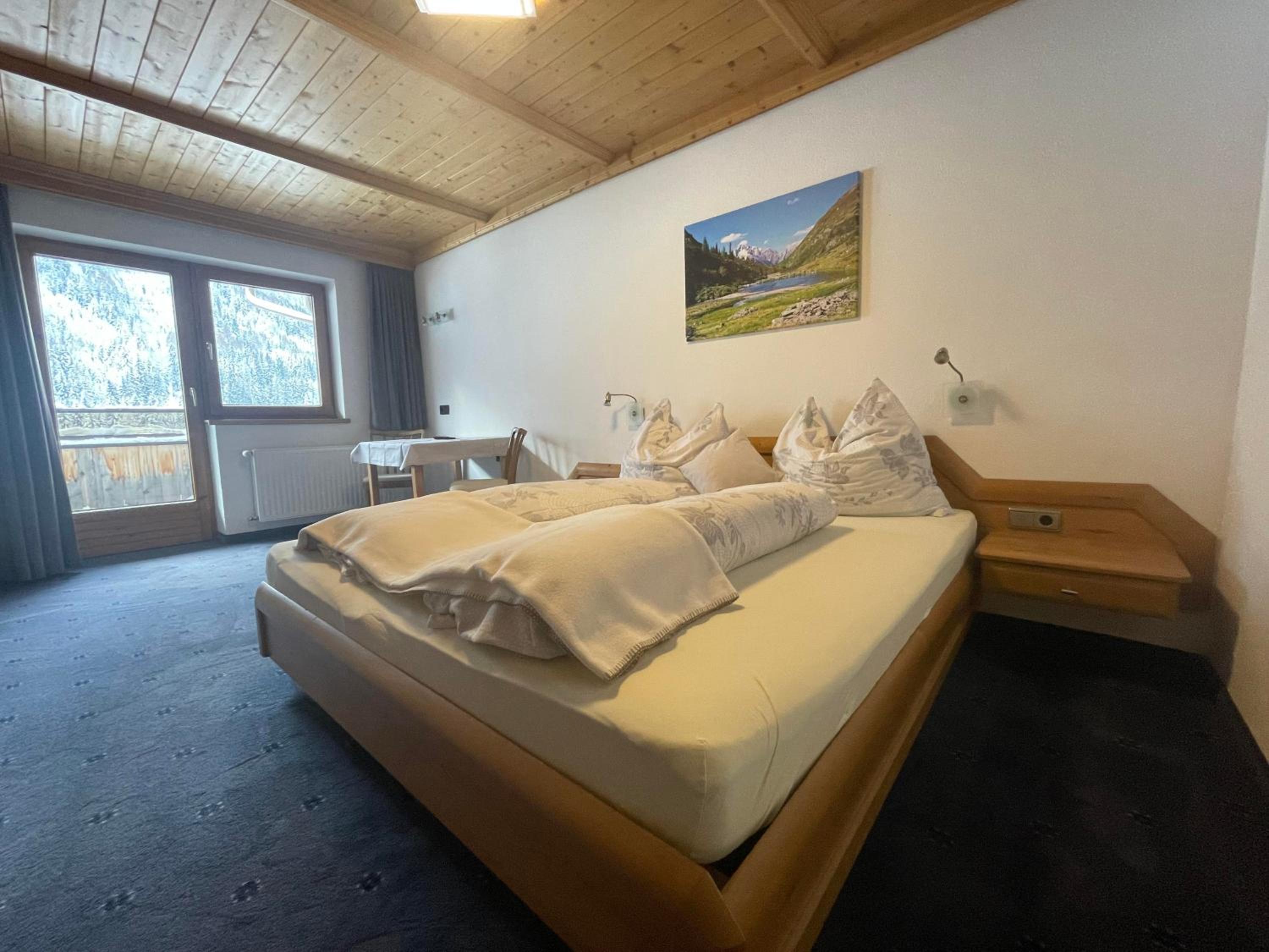 Deluxe Double Room with Shower photo 2