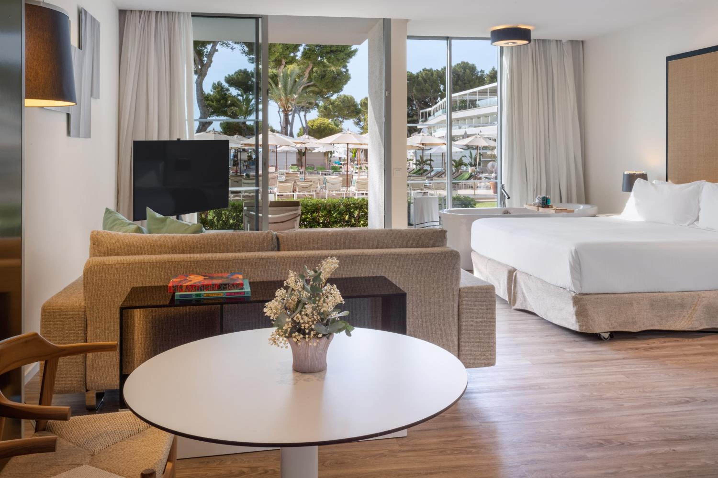The Level Suite with Solarium