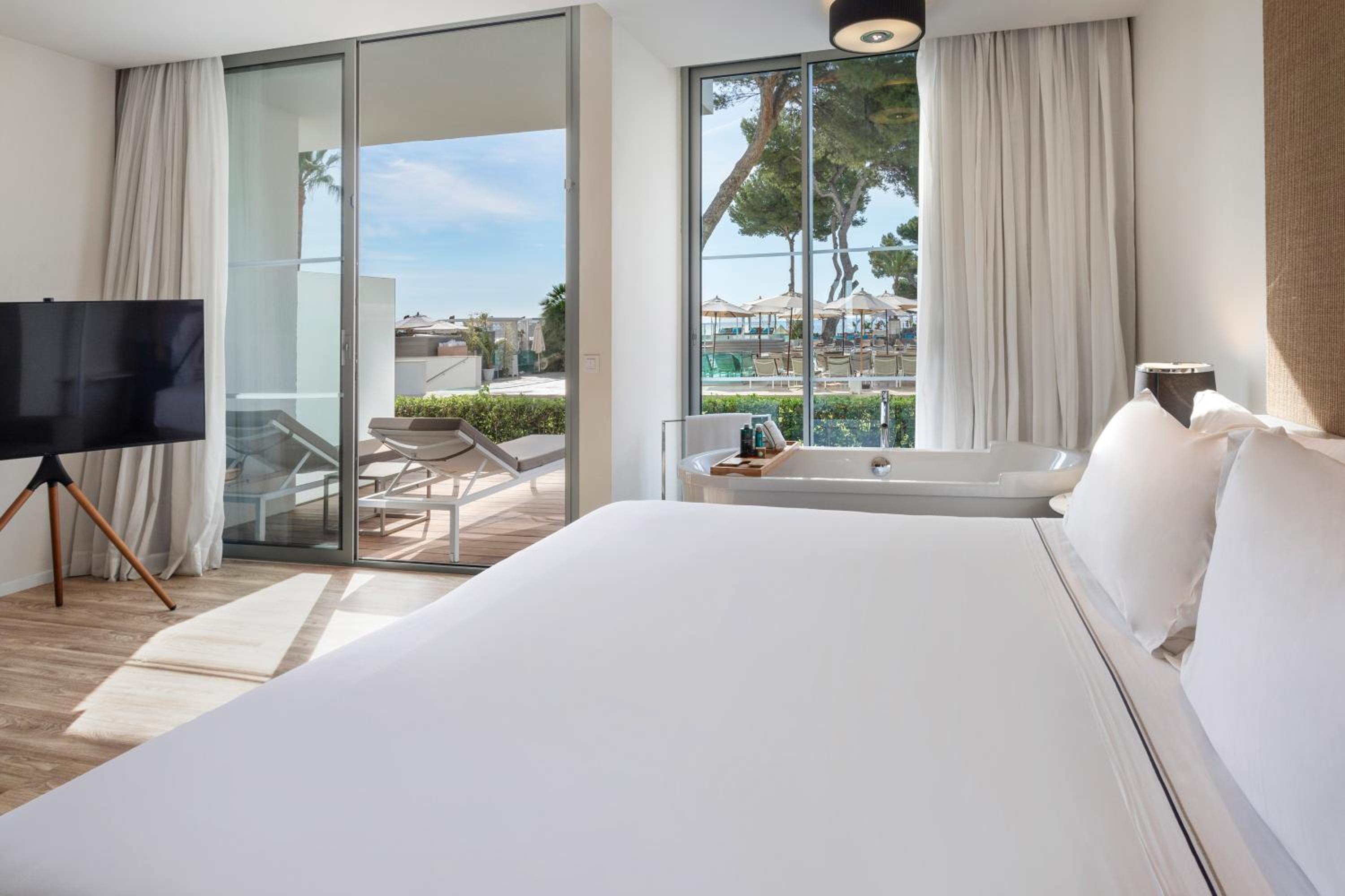 The Level Suite with Solarium