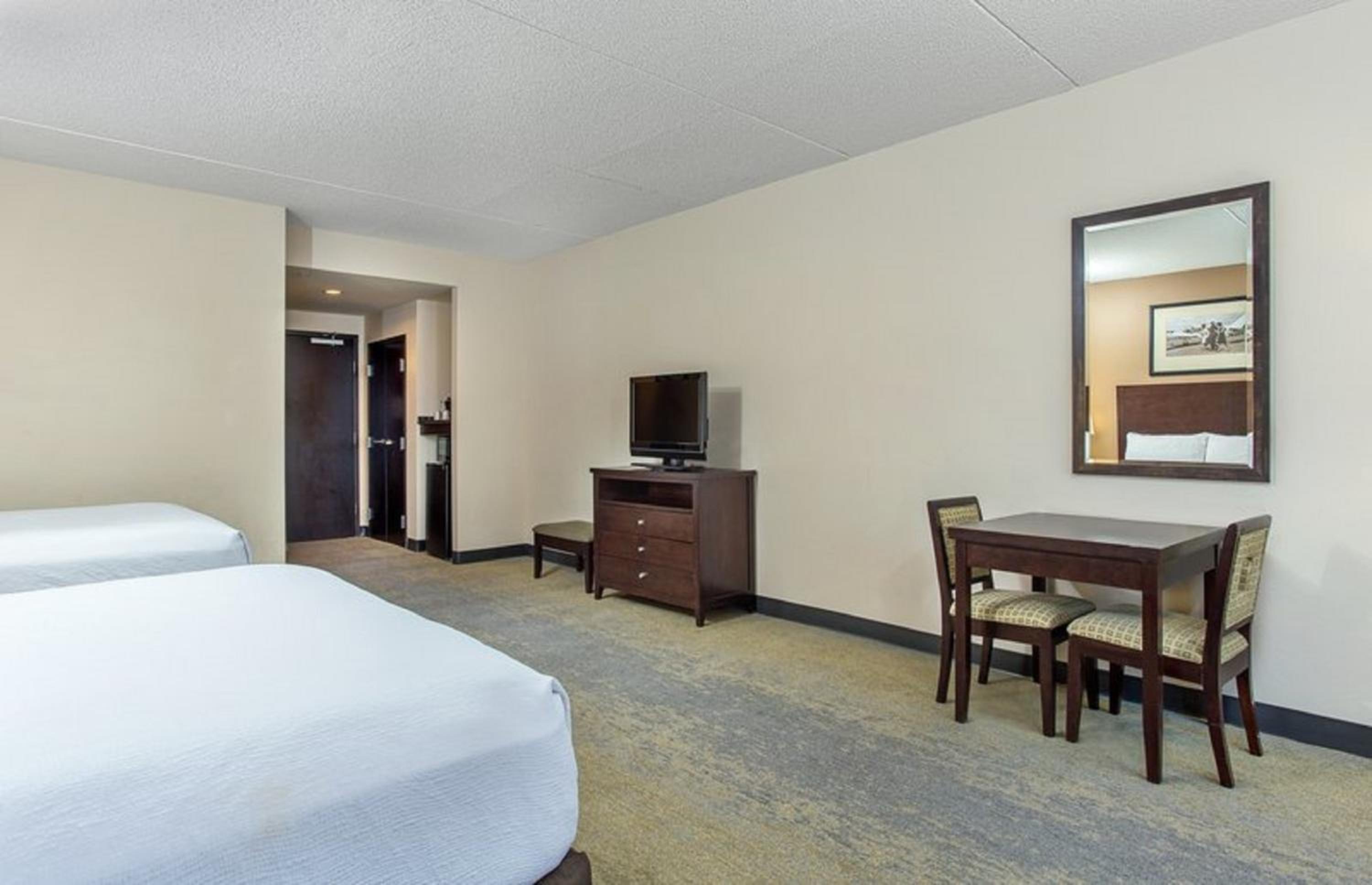 Queen Room with Two Queen Beds - Photo 3