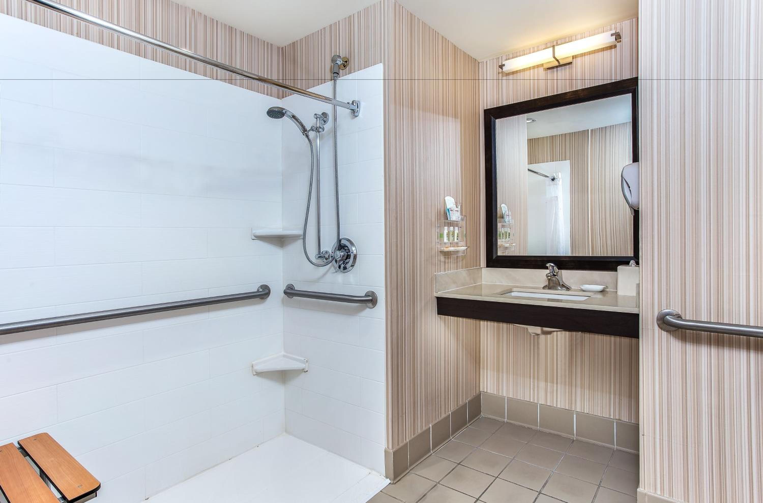 Standard Queen Room with Two Queen Beds and Roll-In Shower - Mobility Access - Photo 4
