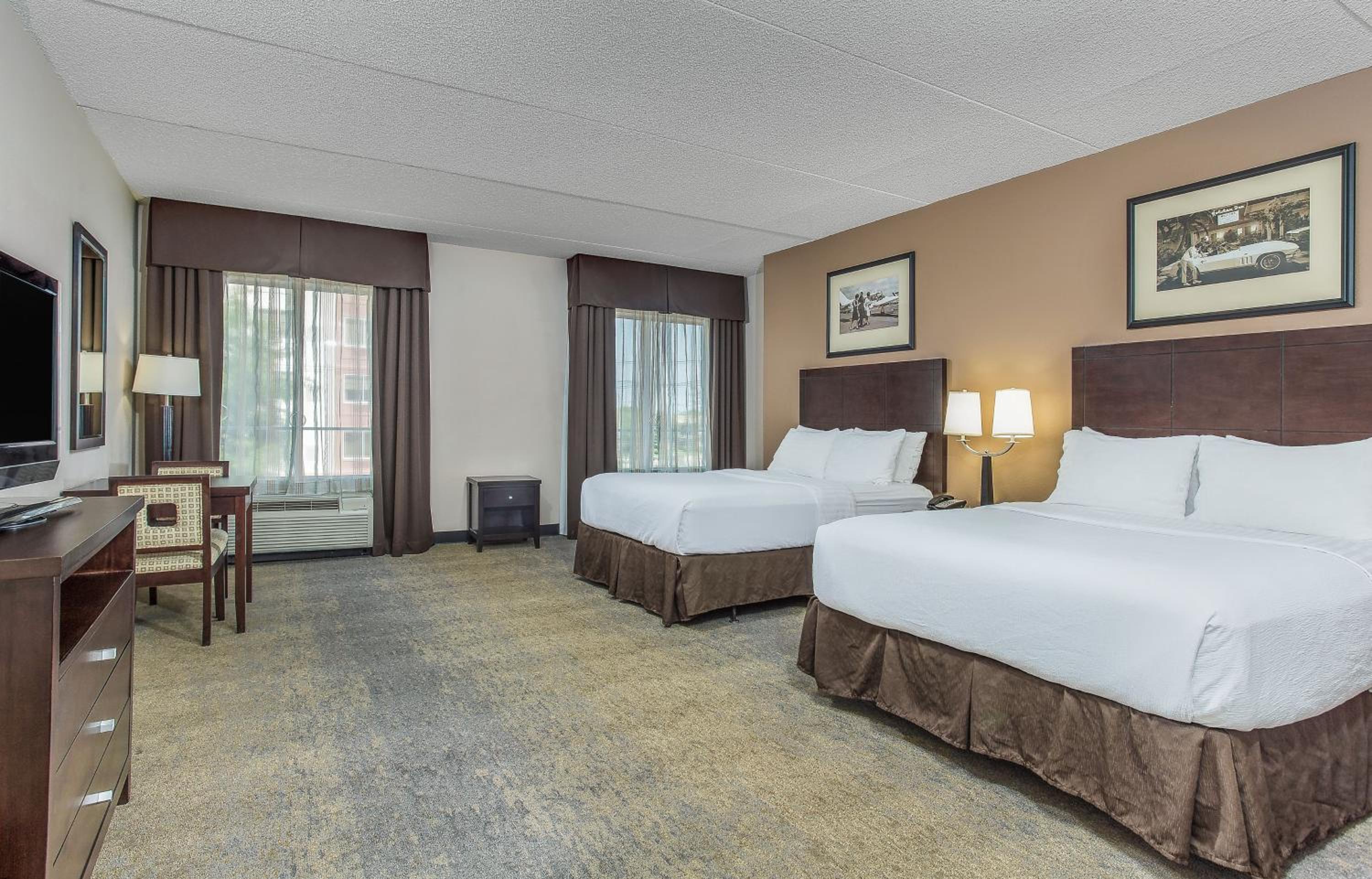 Queen Room with Two Queen Beds - Mobility Access Tub/Non-Smoking - Photo 1