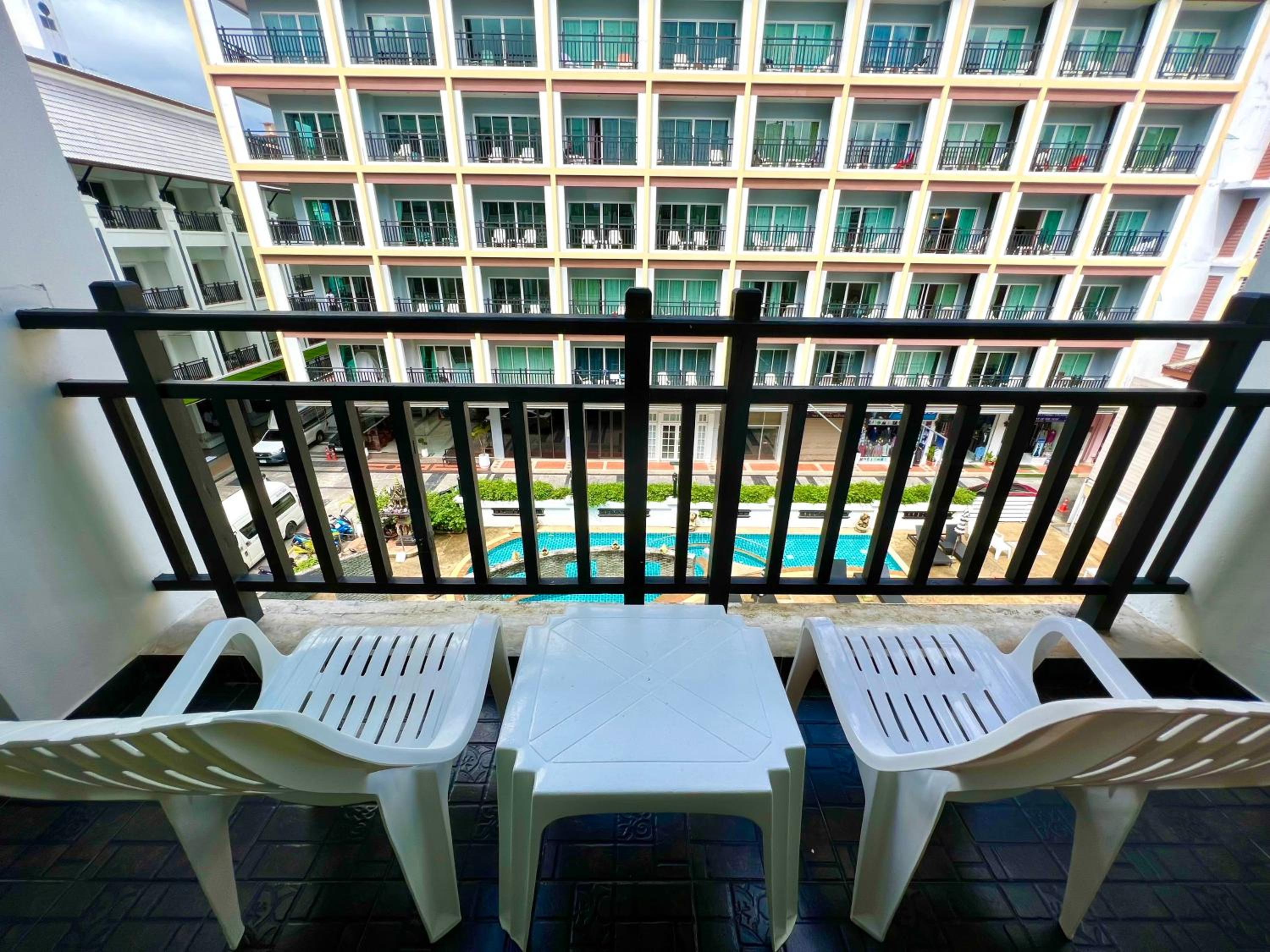 Deluxe Pool View - Photo 2