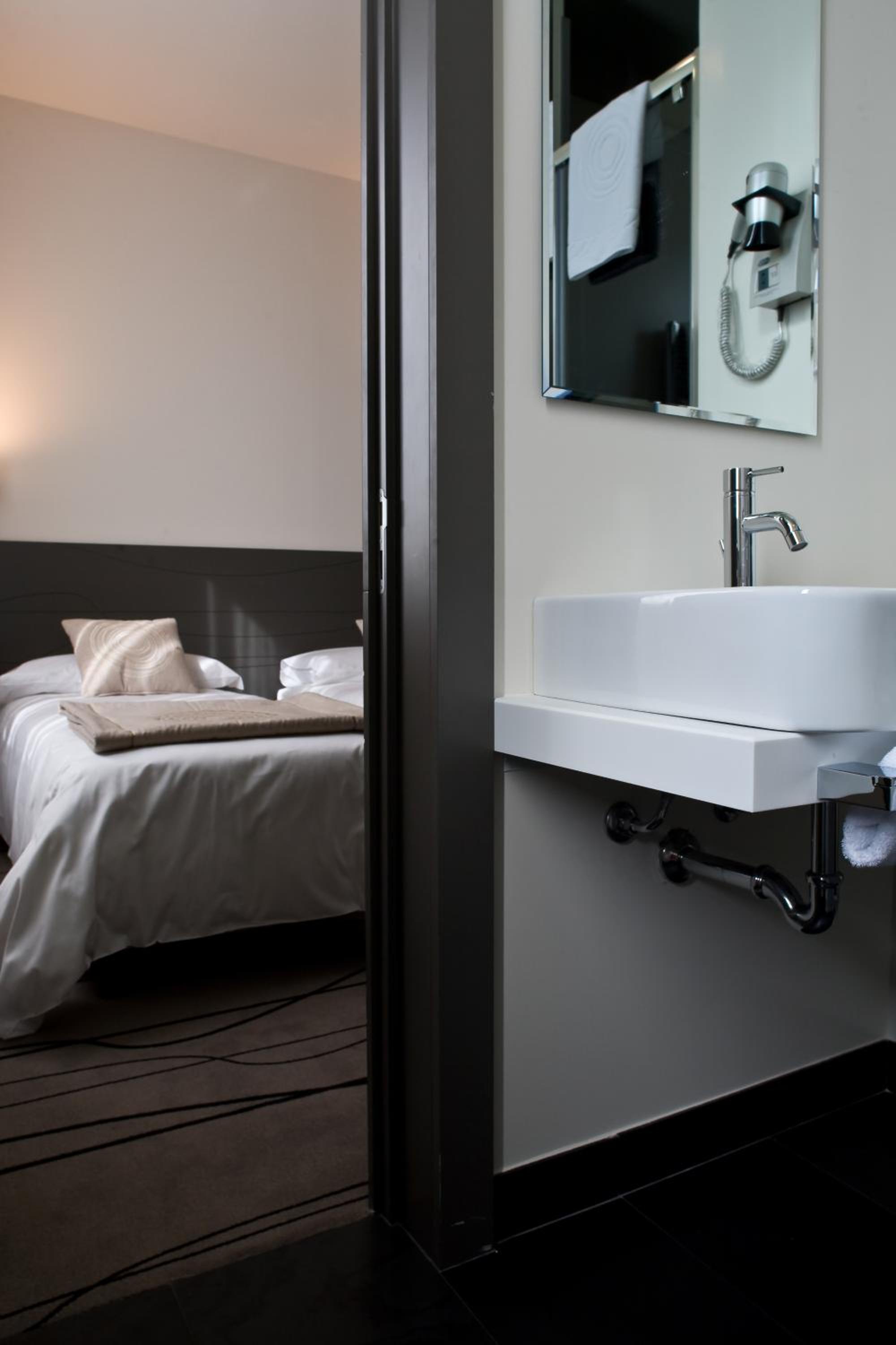 Deluxe Double Room - Photo 7