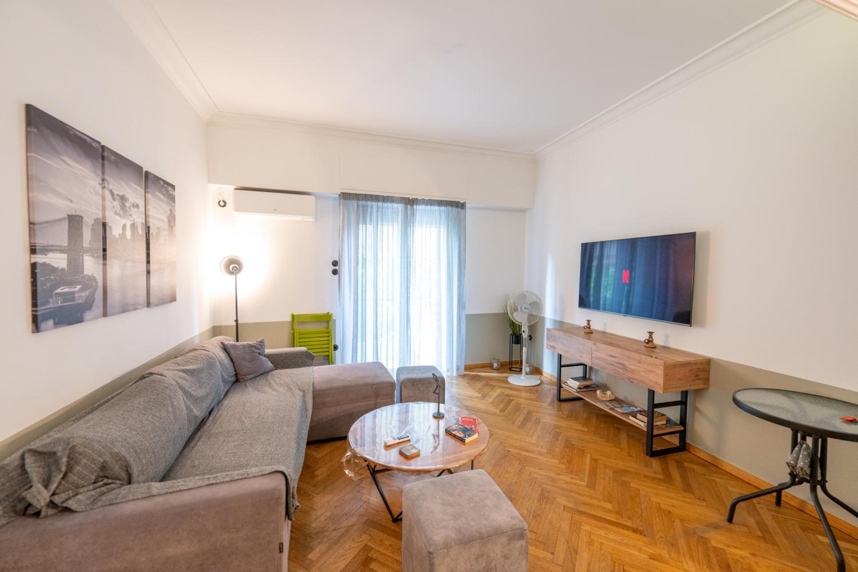 One-Bedroom Apartment photo 1