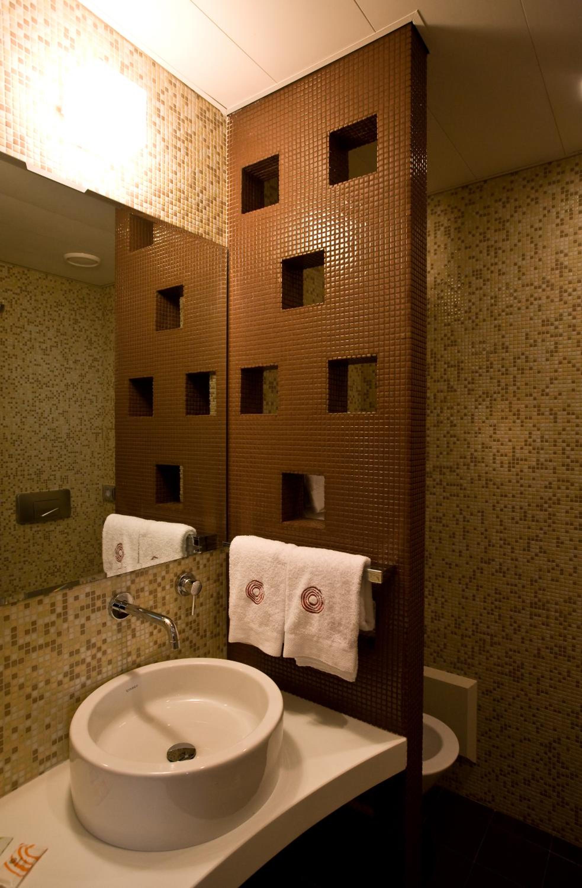 Standard Double or Twin Room - Photo 8