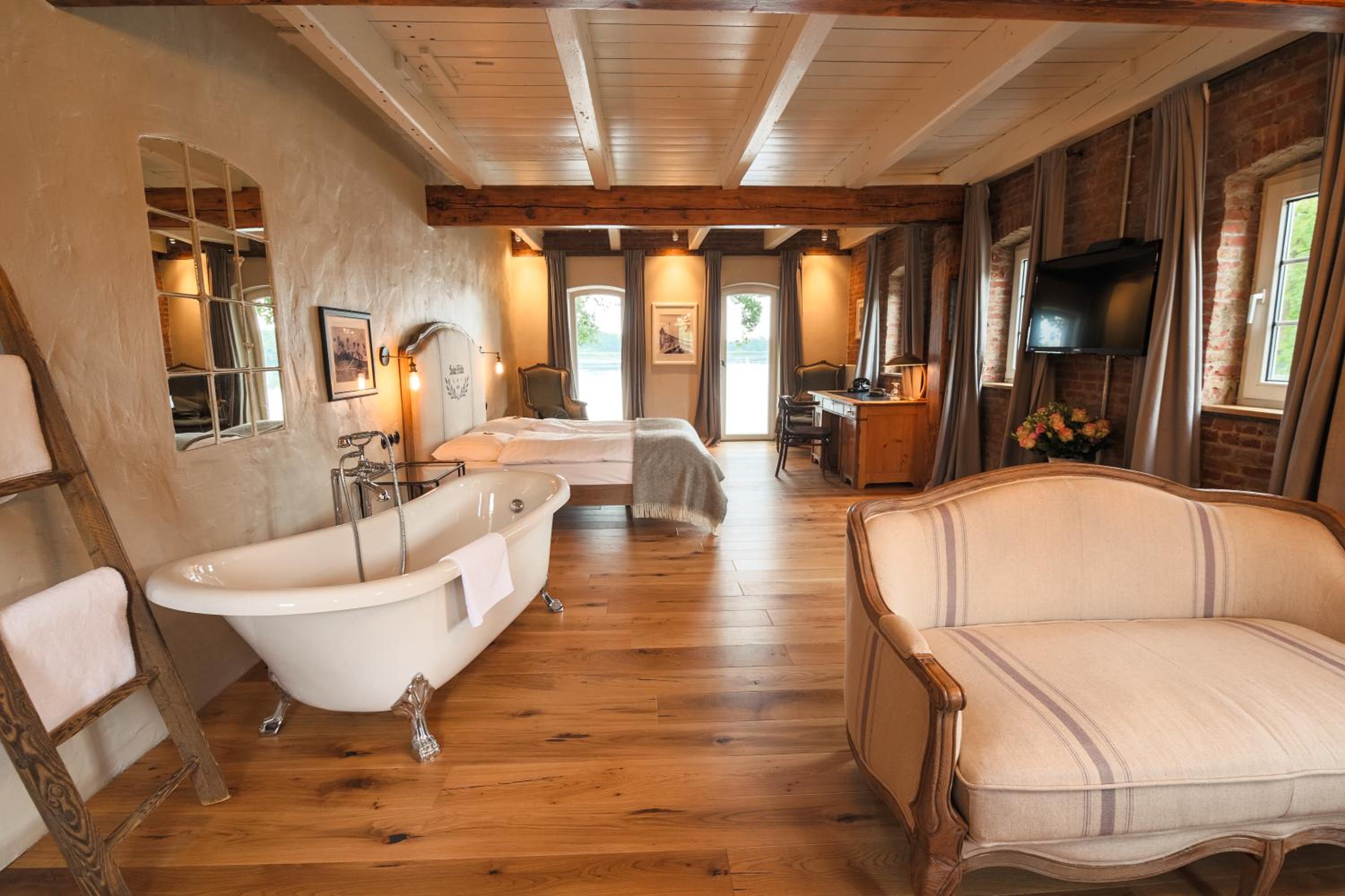 Suite with Lake View photo 1