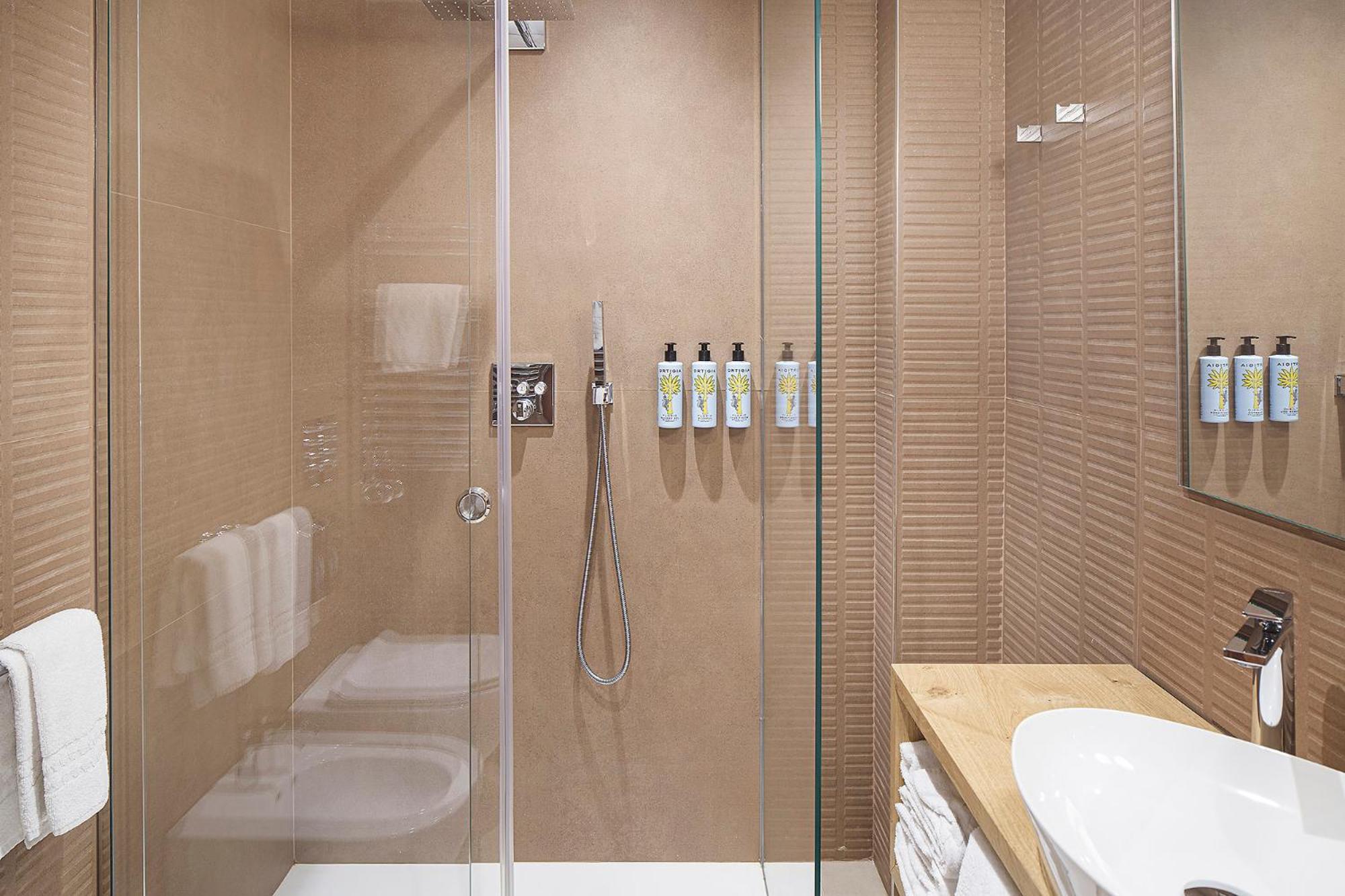 Deluxe Double or Twin Room with Balcony - Photo 2