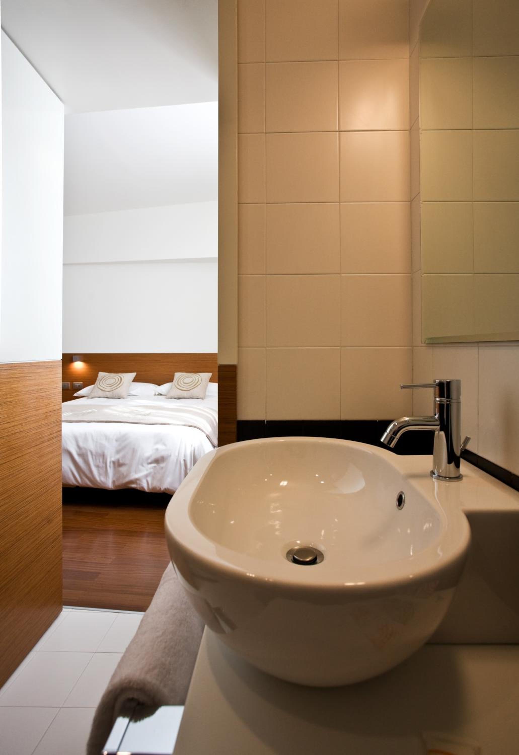 Standard Double or Twin Room - Photo 9