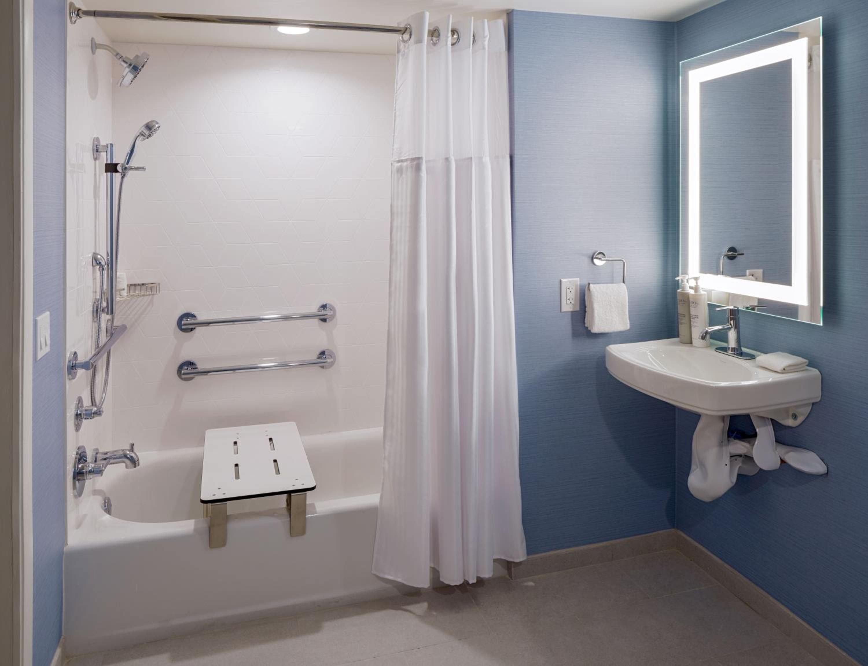 King Room with Tub - Mobility Access - Photo 8