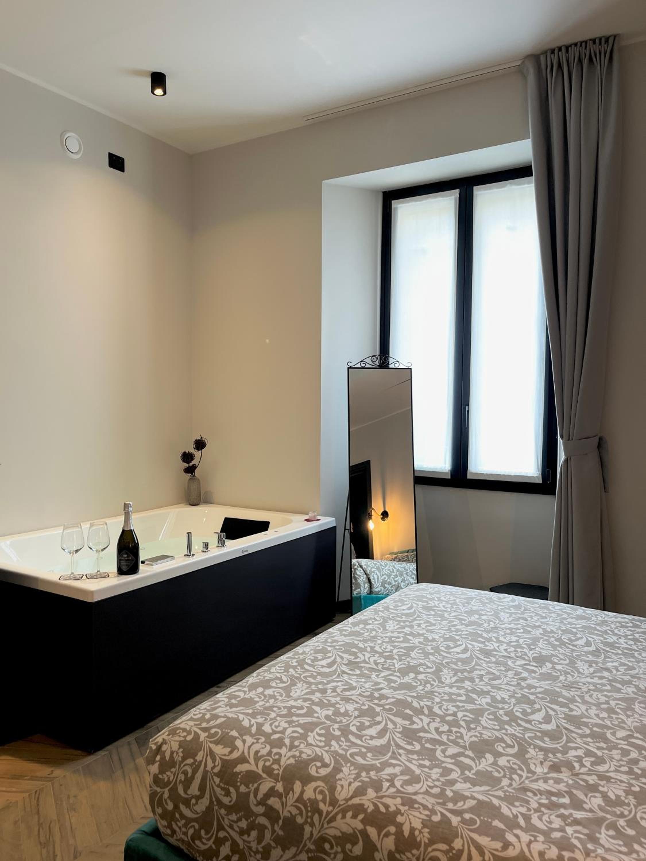 Suite With Hot Tub